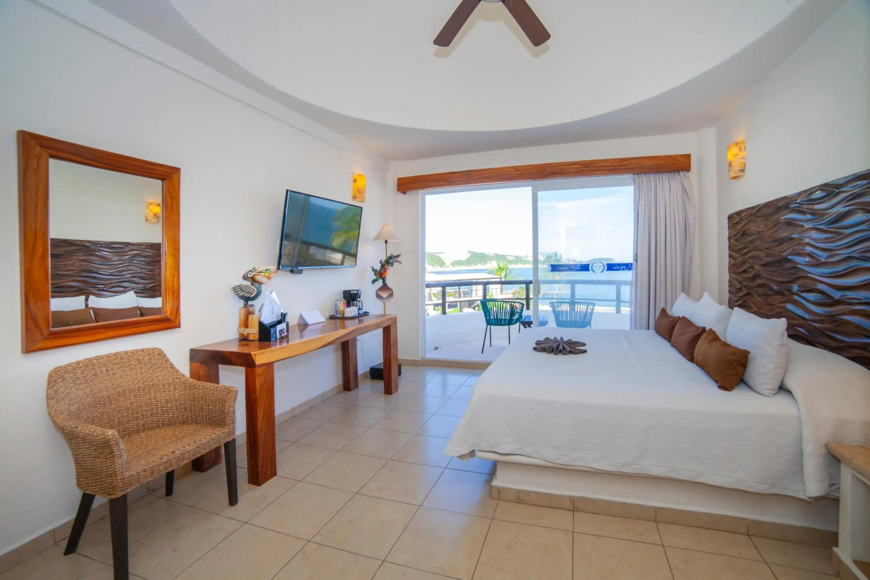 King Room with Partial Sea View and balcony in Quinta Bella Huatulco