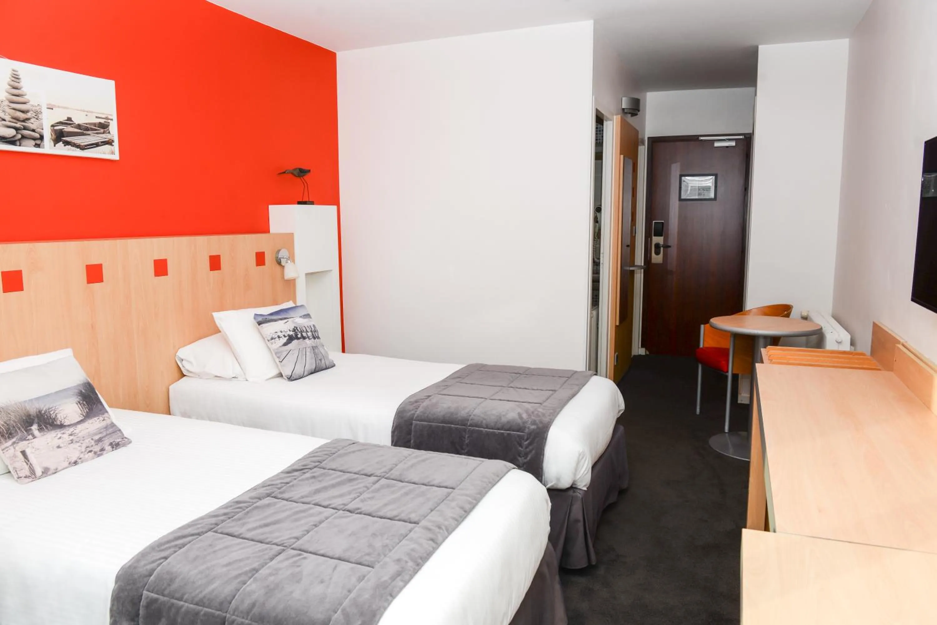 Superior Twin Room with Partial Sea View in Kyriad Prestige Les Sables d'Olonne - Plage - Centre des Congrès