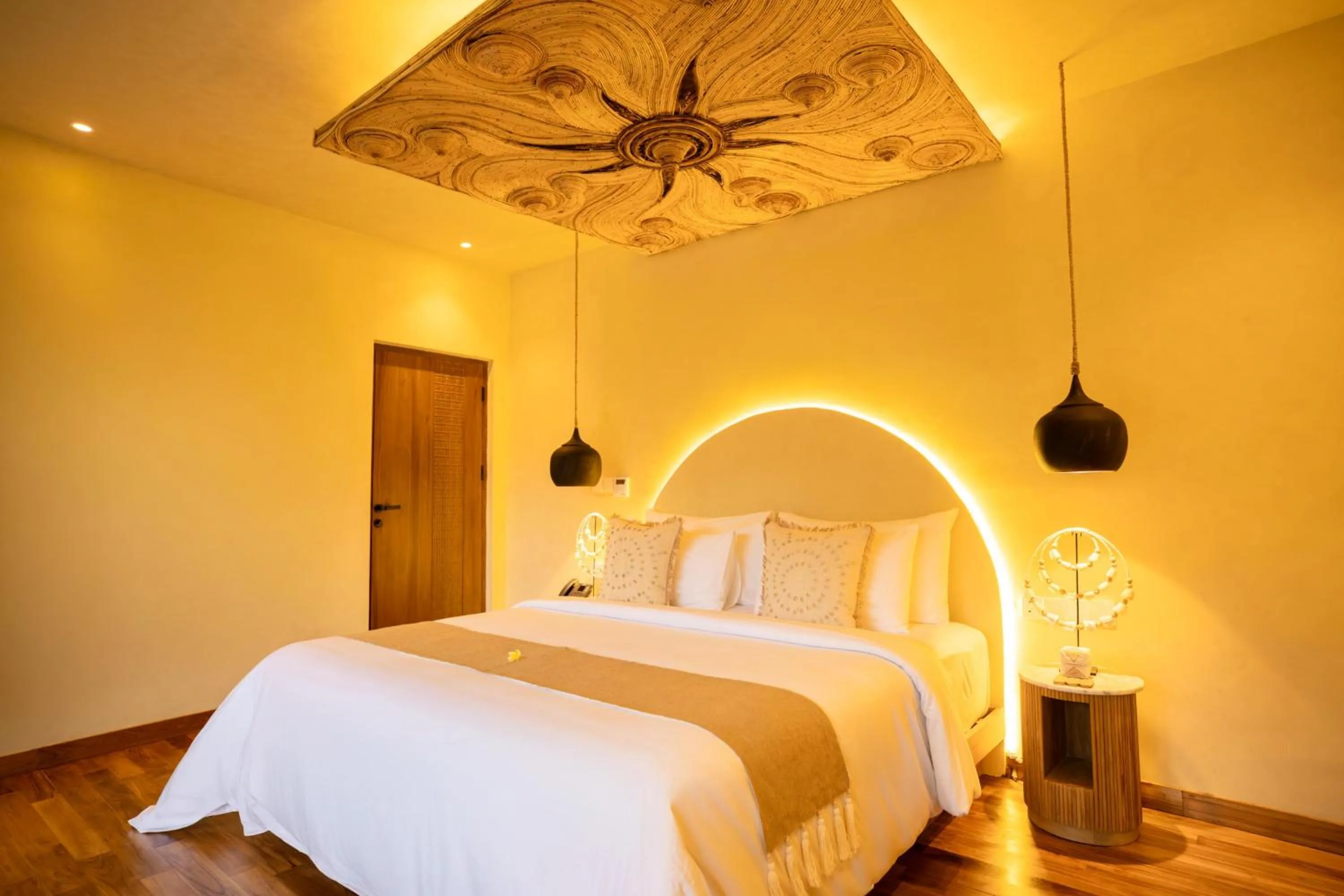 Deluxe Suite with Jacuzzi in Bambootel Sawah View