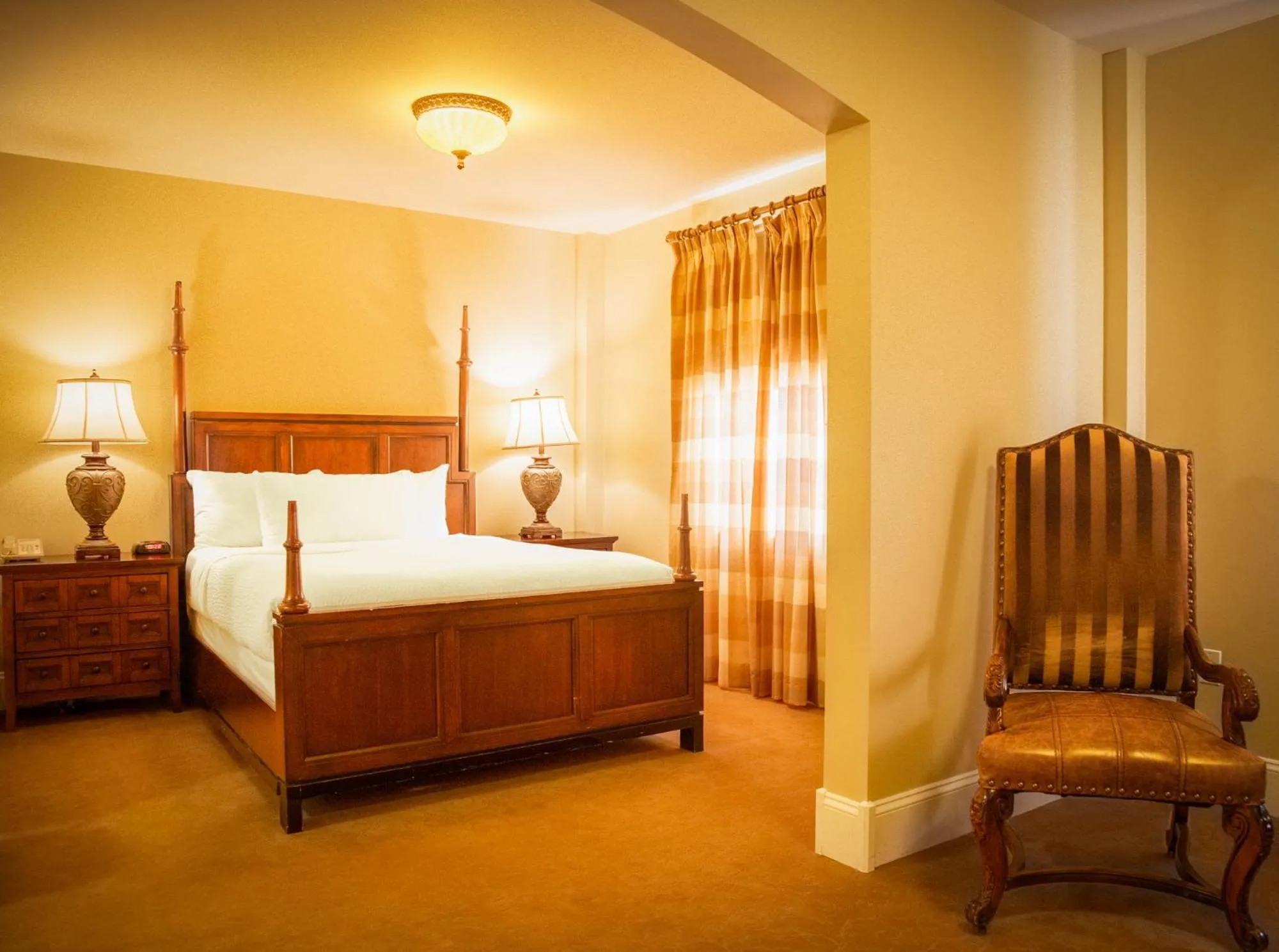 Deluxe Queen Suite in Grant Hall Hotel