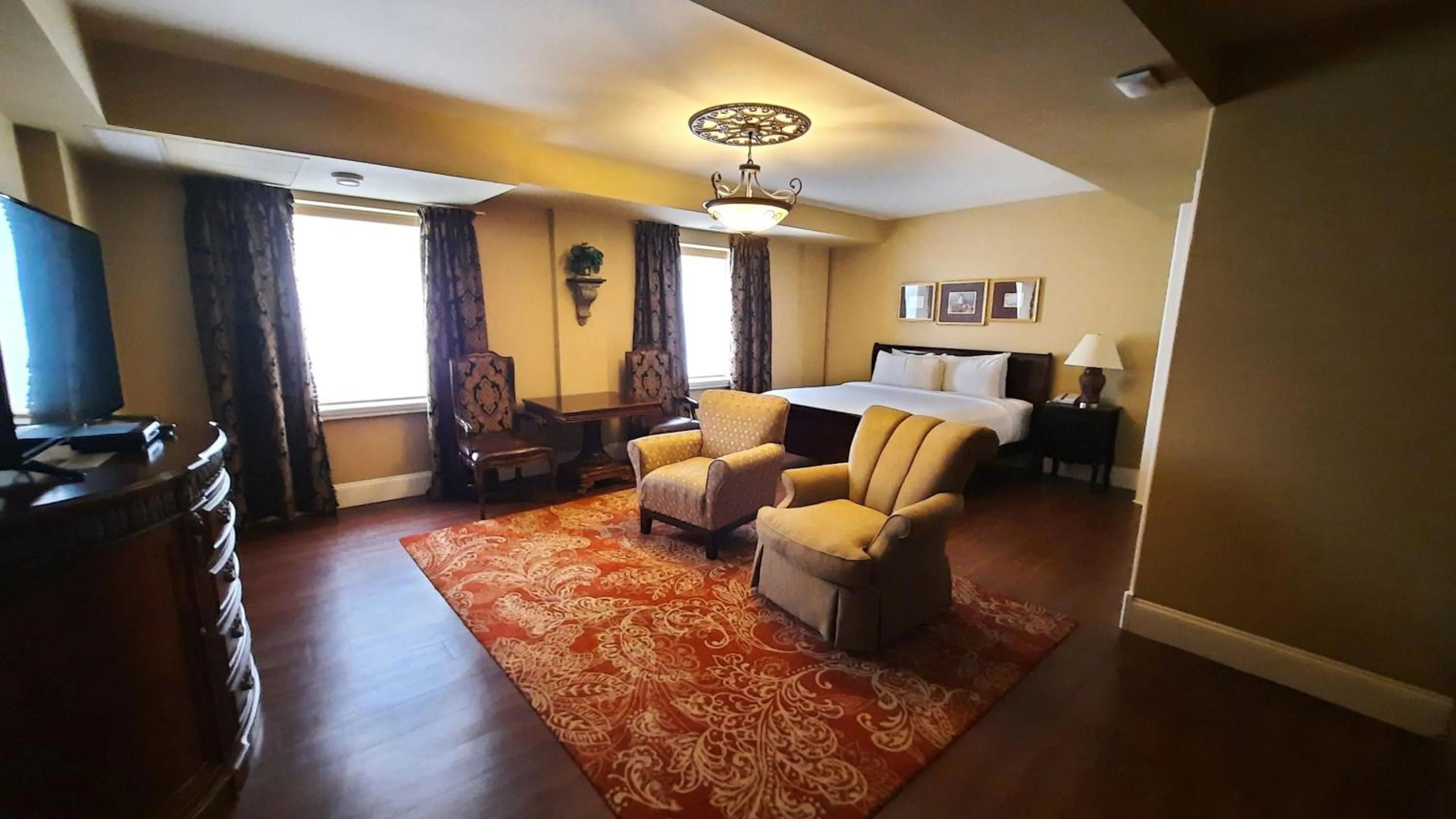 King Suite in Grant Hall Hotel