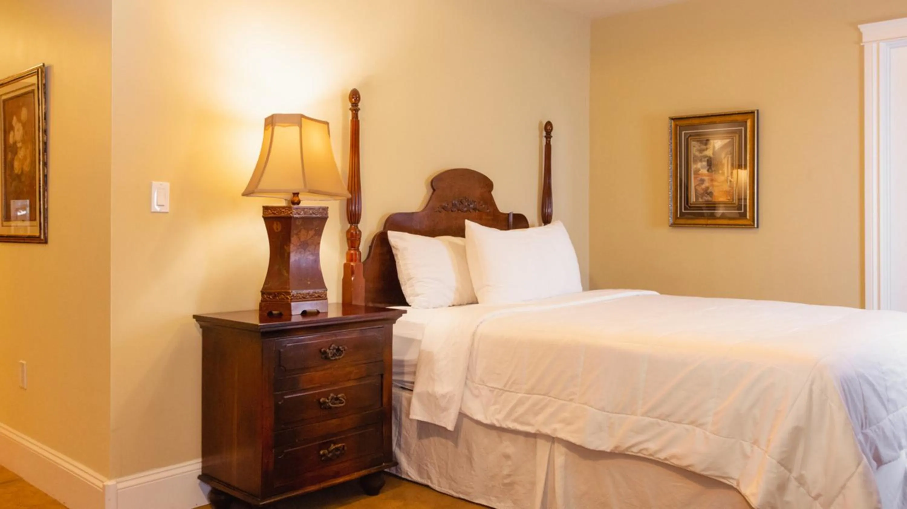 Economy Queen Room in Grant Hall Hotel