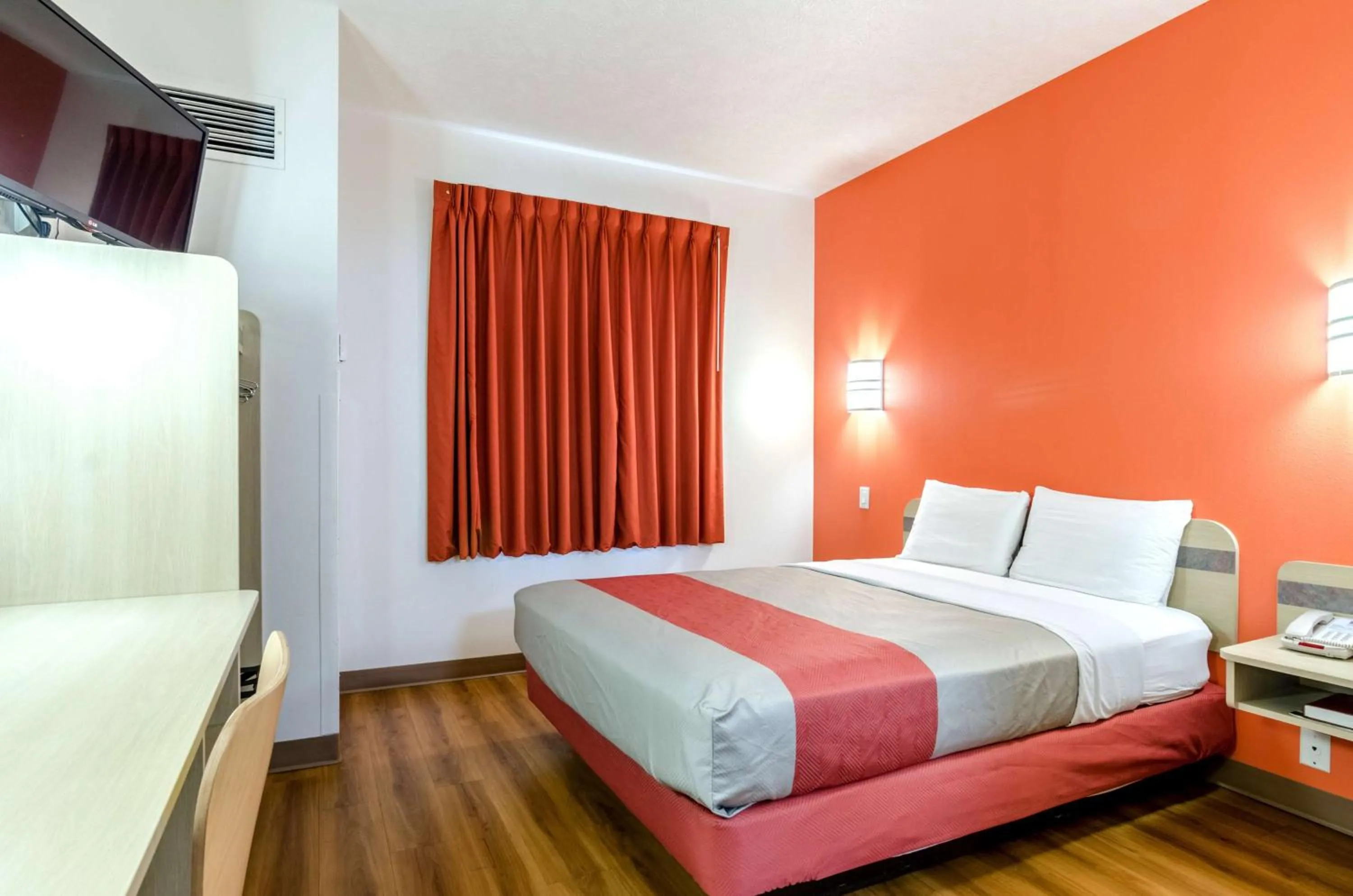 Queen Room - Non-Smoking in Motel 6-Kearney, NE