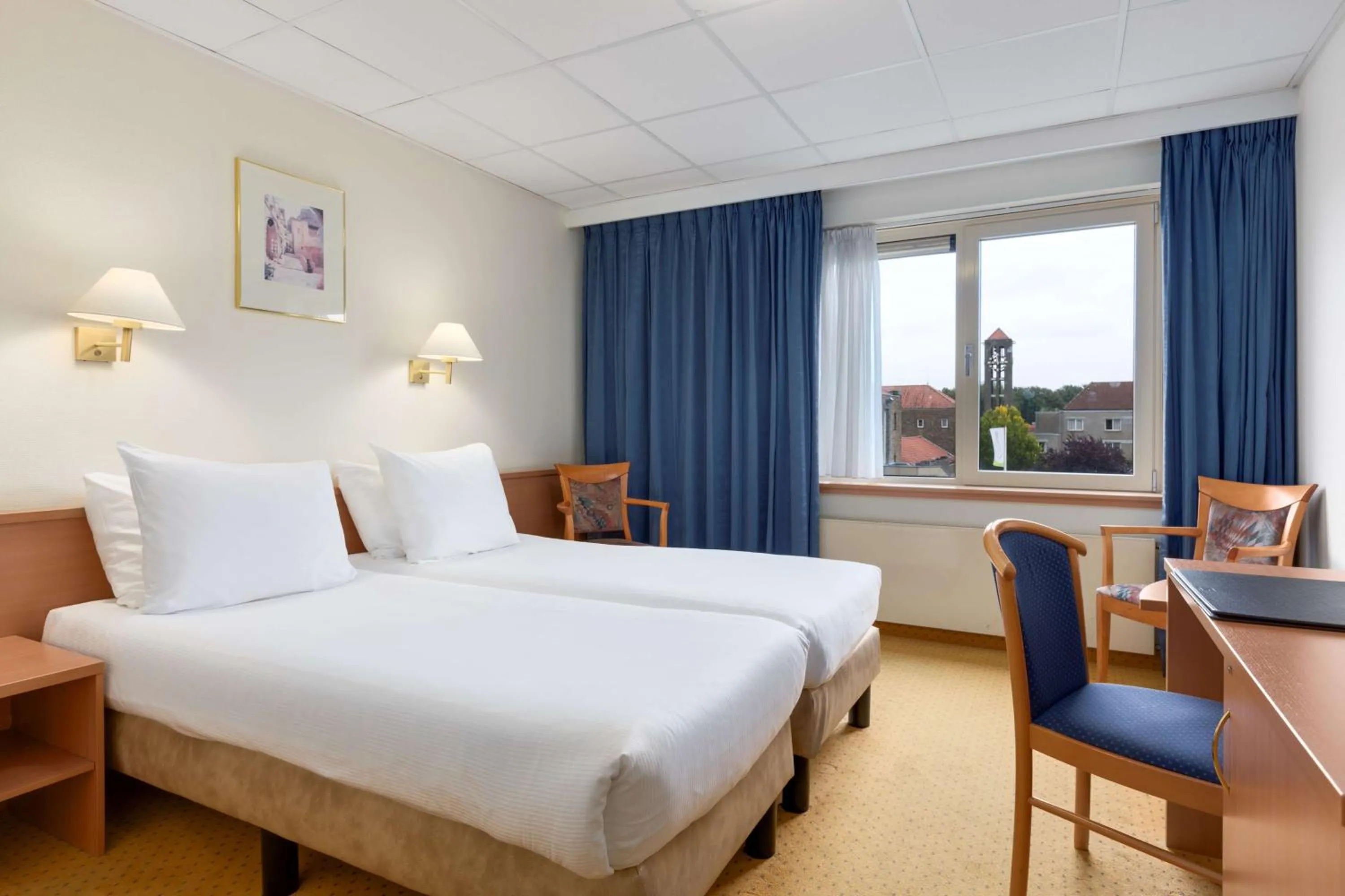 Standard Twin Room in NH Eindhoven Conference Centre Koningshof