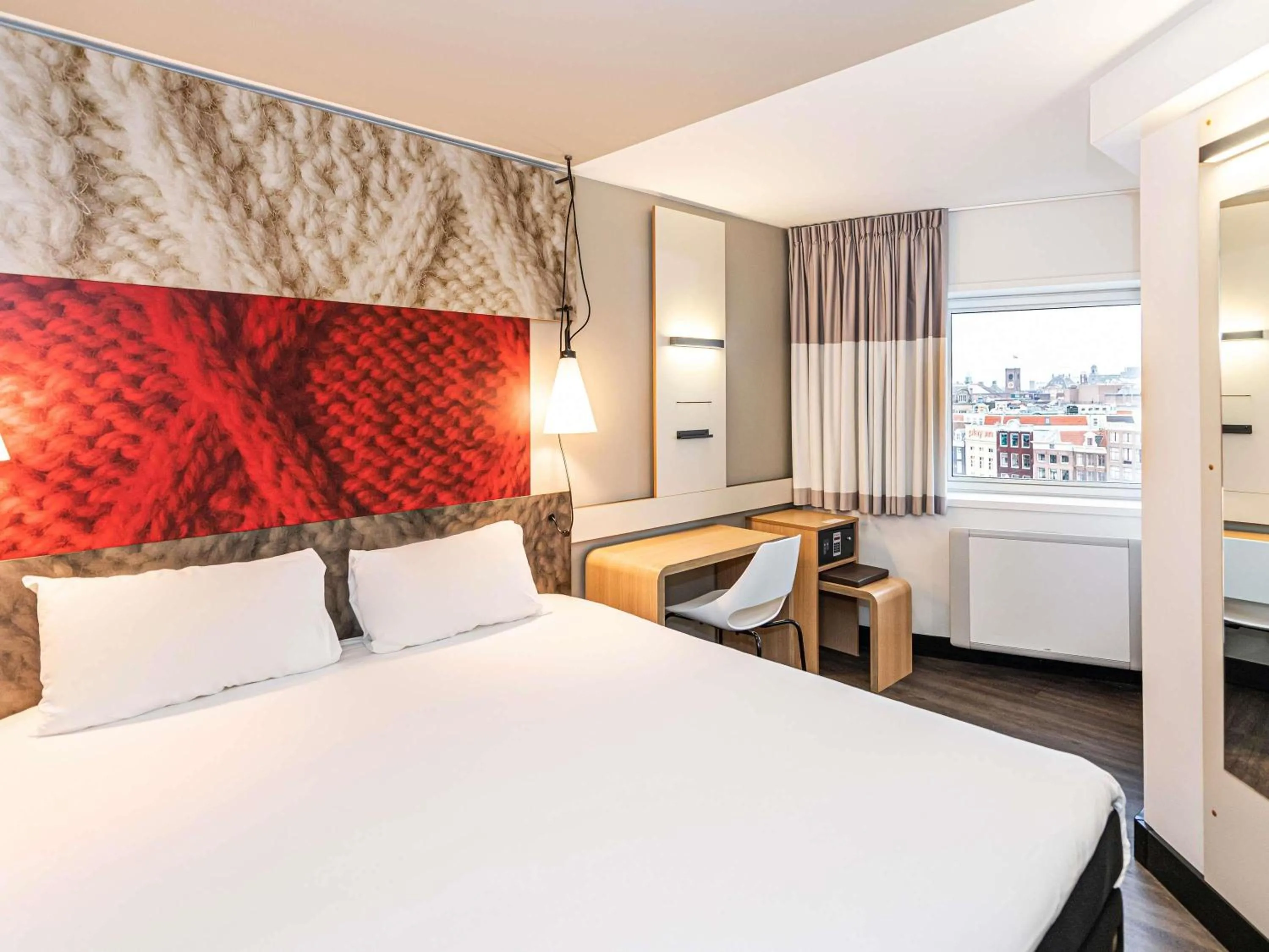 Small Double Room in ibis Amsterdam Centre