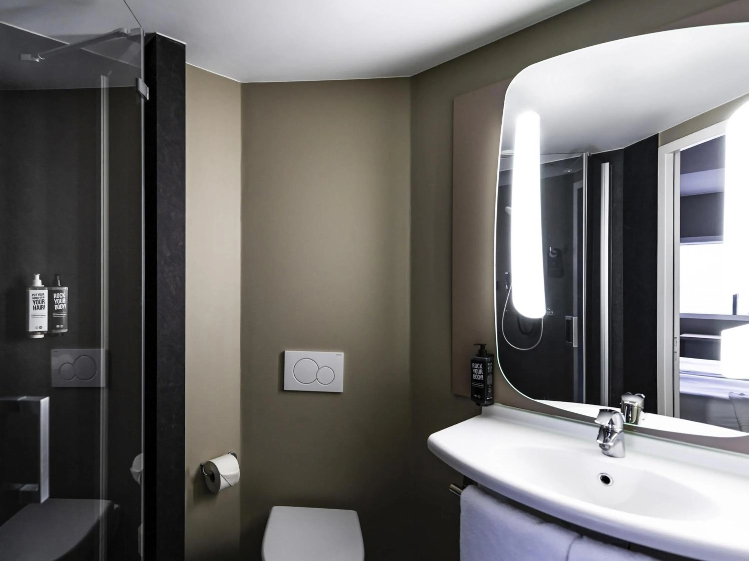 Double Room with River View in ibis Amsterdam Centre