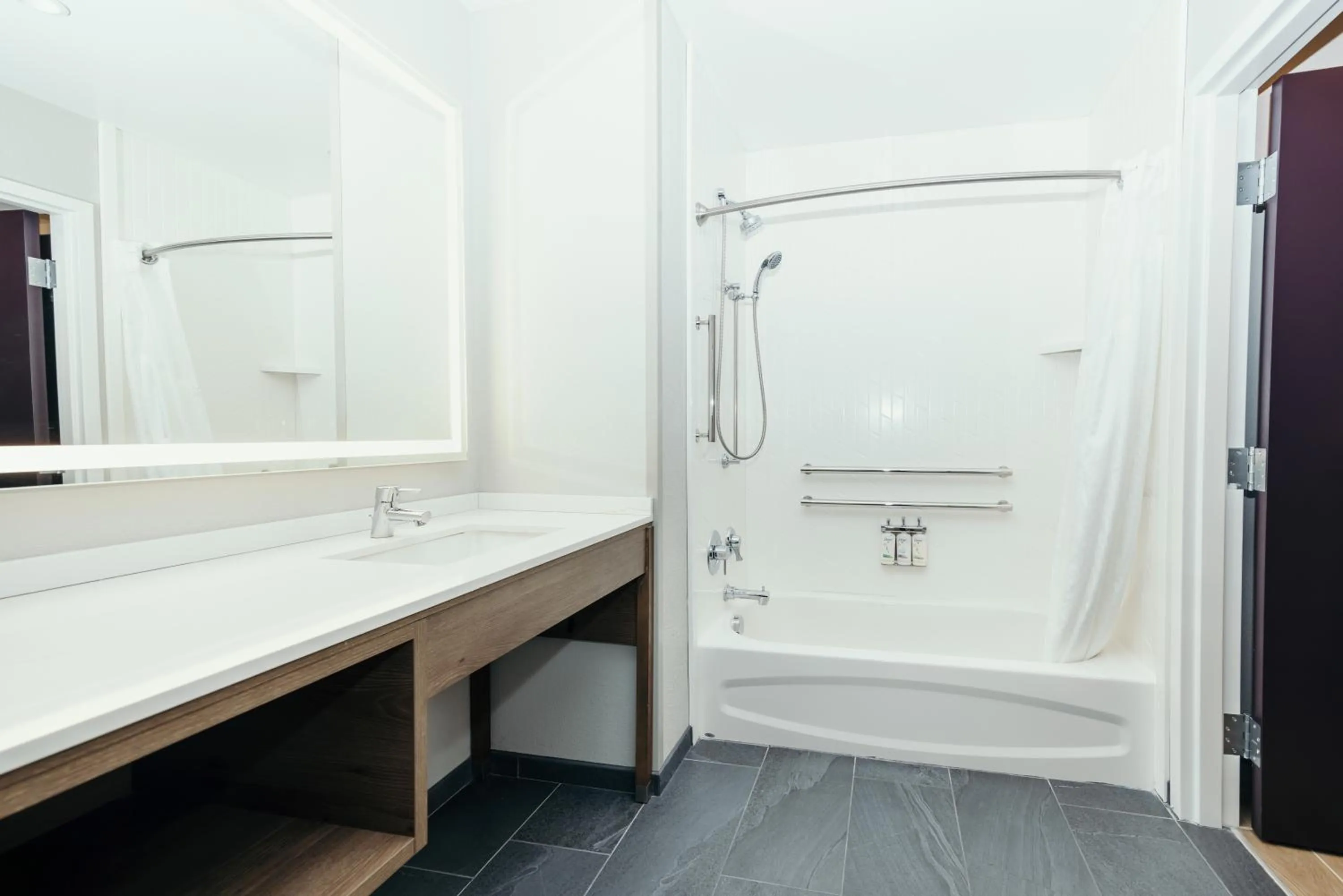 King Studio Suite with Bath Tub - Mobility Access in STAYBRIDGE SUITES Des Moines North - Ankeny by IHG