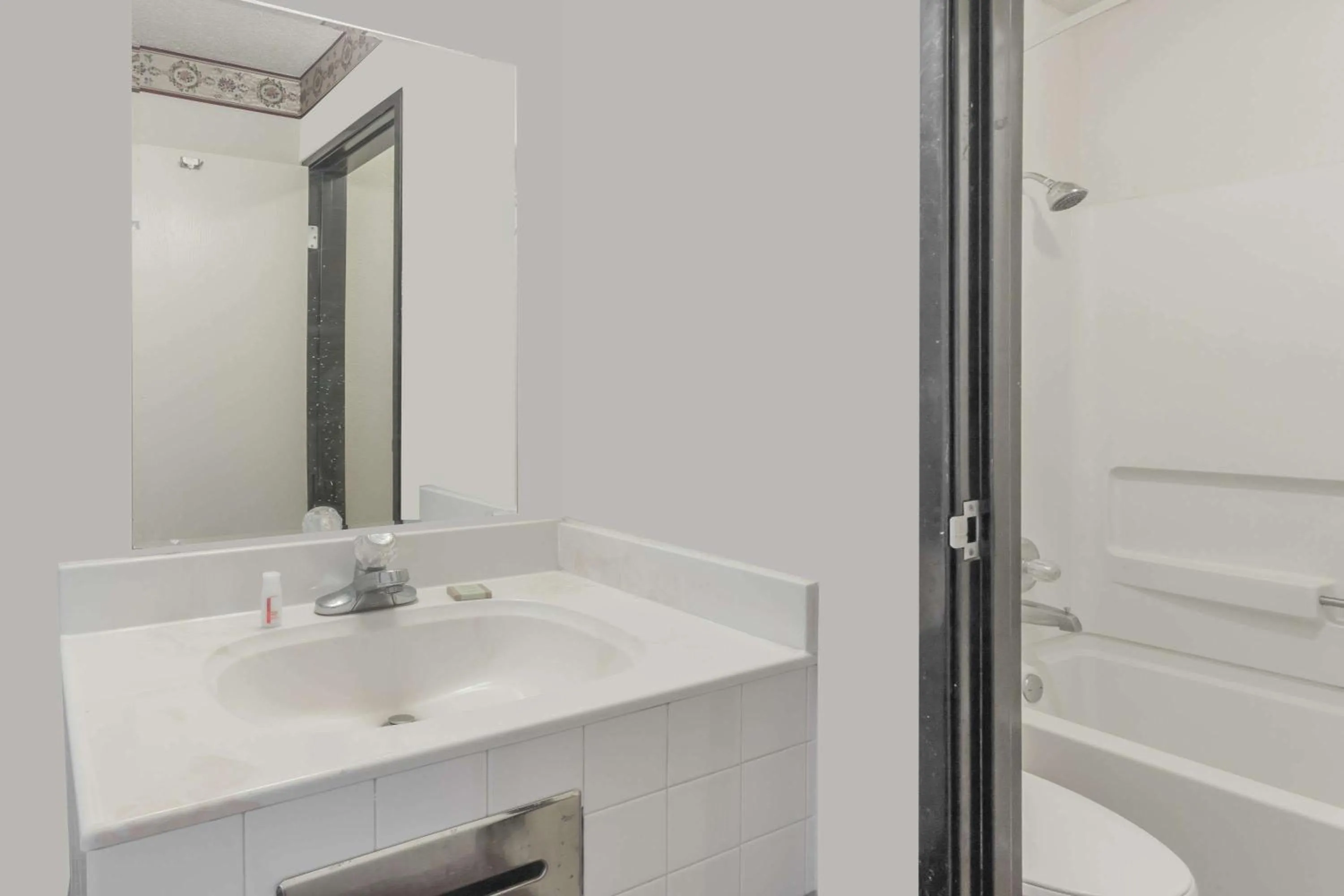 Double Room with Two Double Beds - Smoking in Super 8 by Wyndham Morris