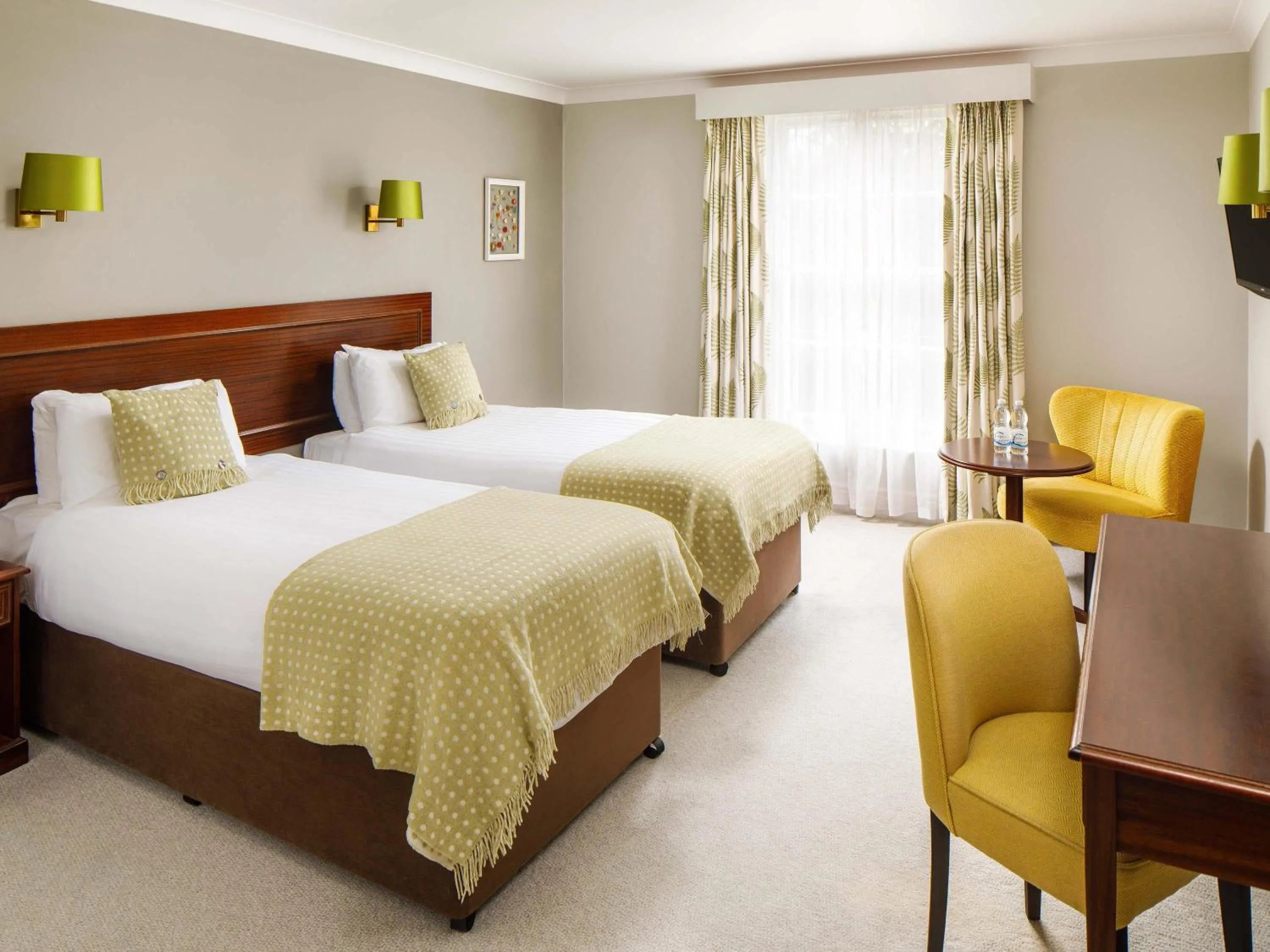 Classic Twin Room in Mercure Gloucester Bowden Hall Hotel