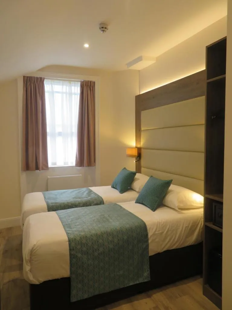 Twin Room in Glendale Hyde Park Hotel