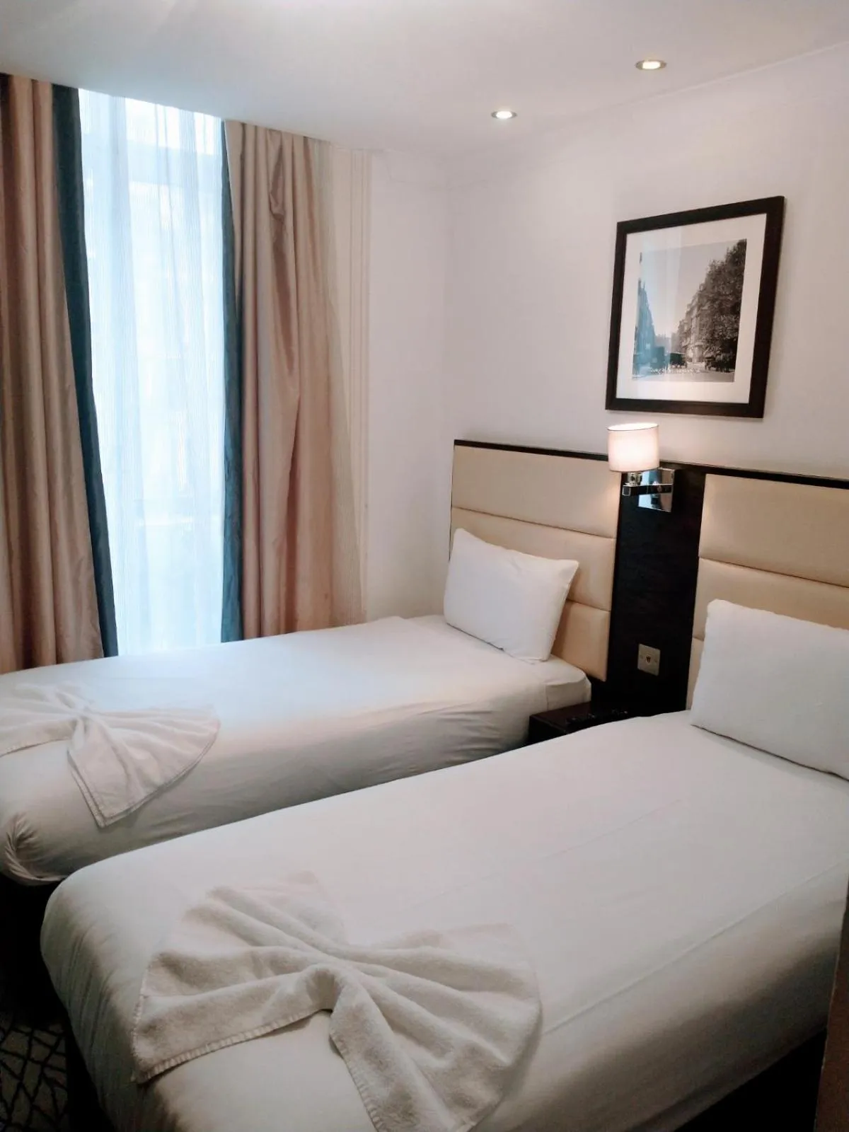 Twin Room in Hotel Edward Paddington