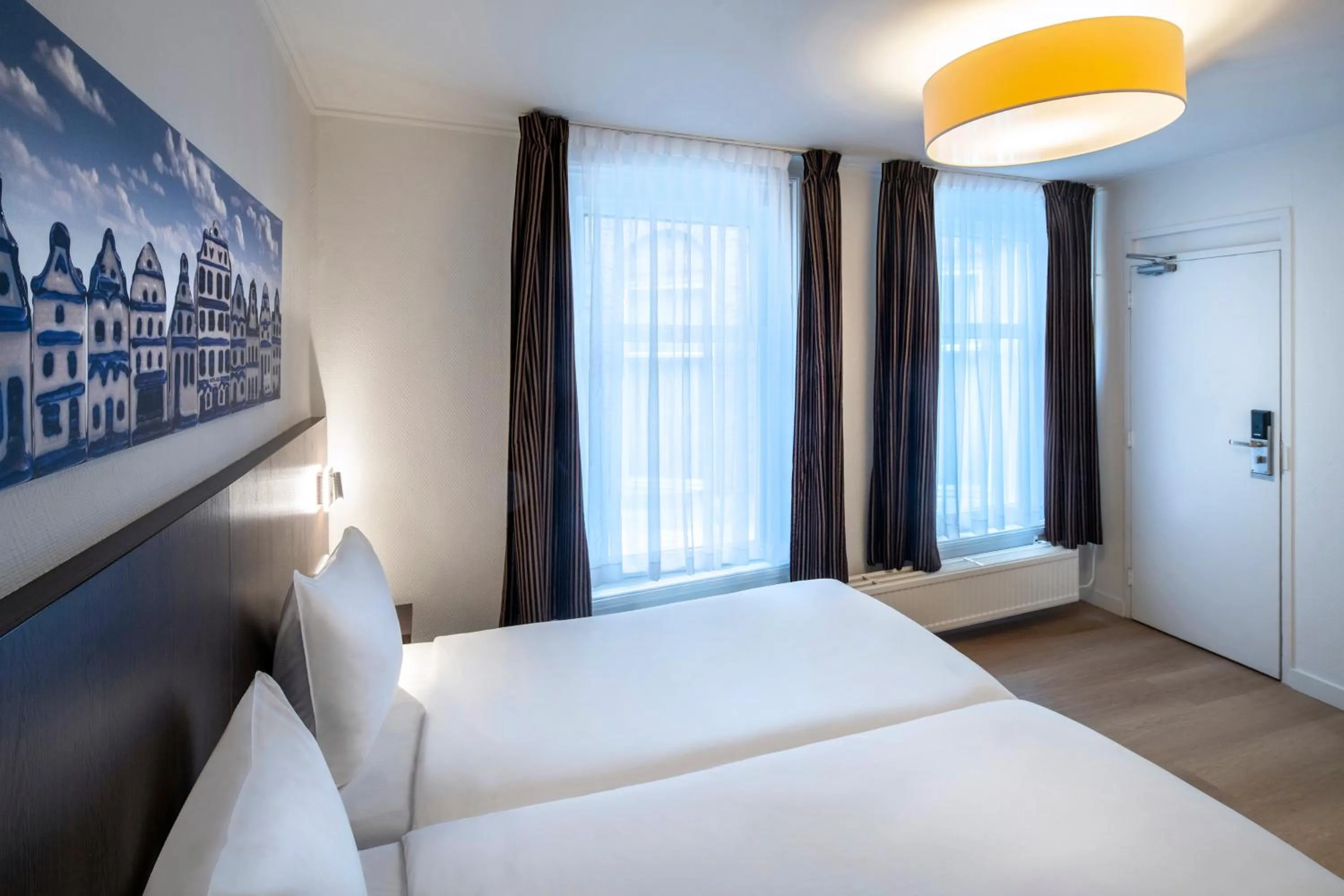 Twin Room with Canal View in Hotel Nes Amsterdam