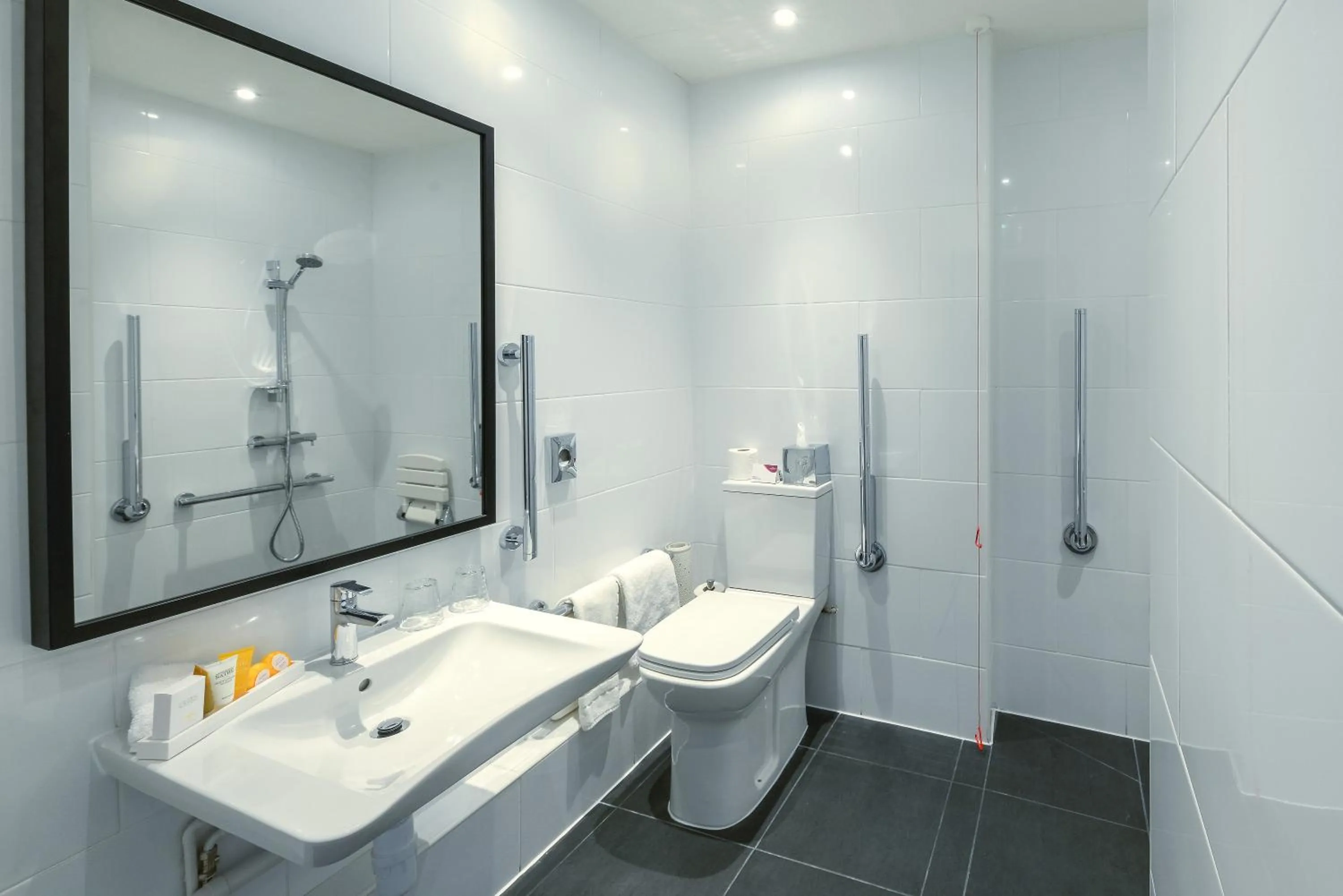 Standard Queen Room - Disability Access in Crowne Plaza Plymouth by IHG