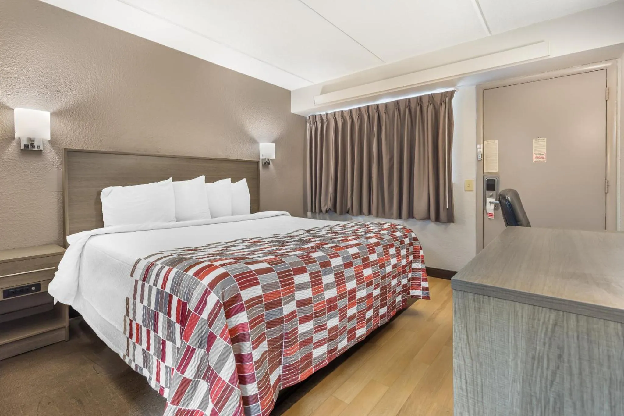  Deluxe King Room Disability Access Smoke Free in Red Roof Inn Durham - Duke Univ Medical Center