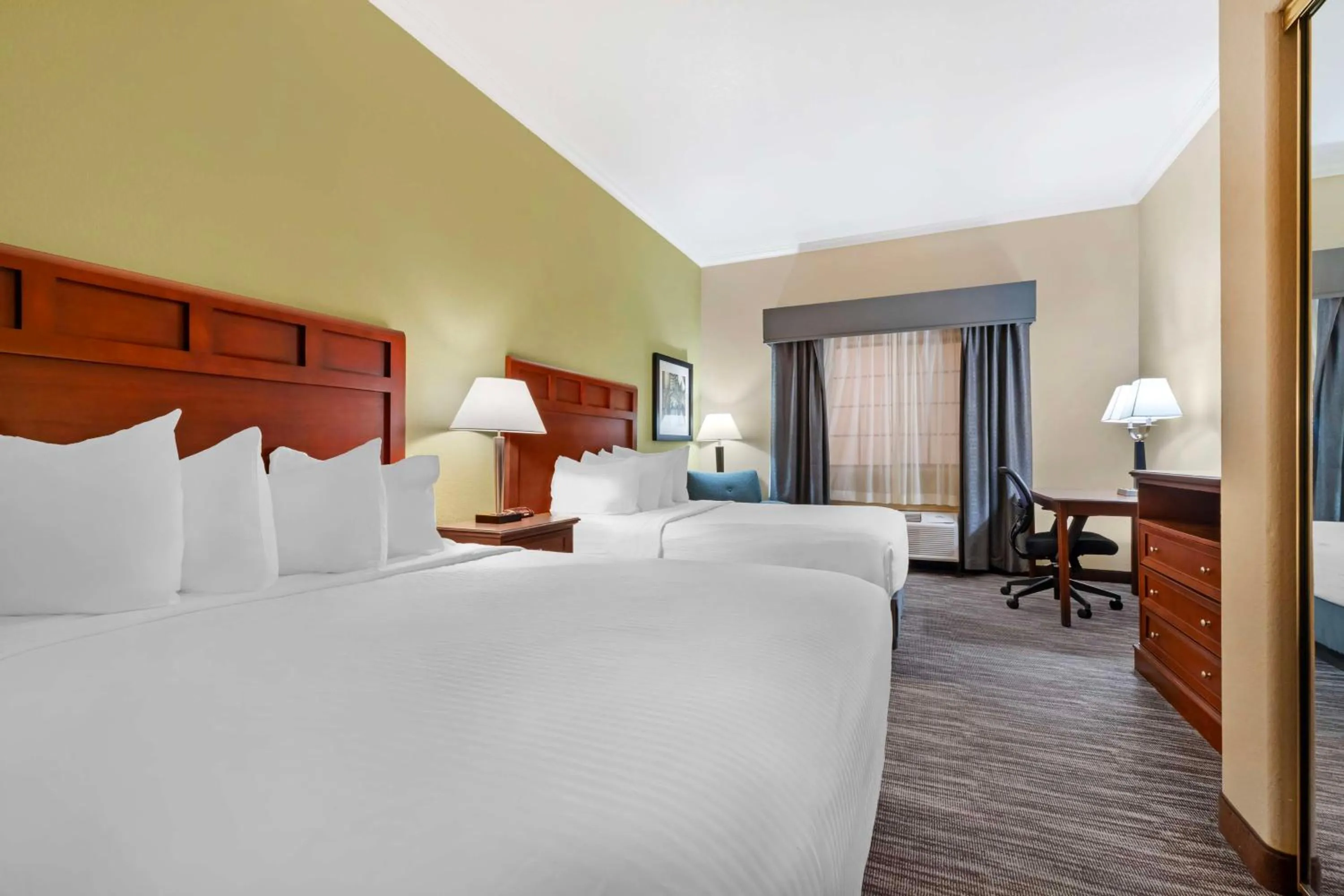 Queen Room with Two Queen Beds - Exterior Access in Best Western Hebbronville Inn