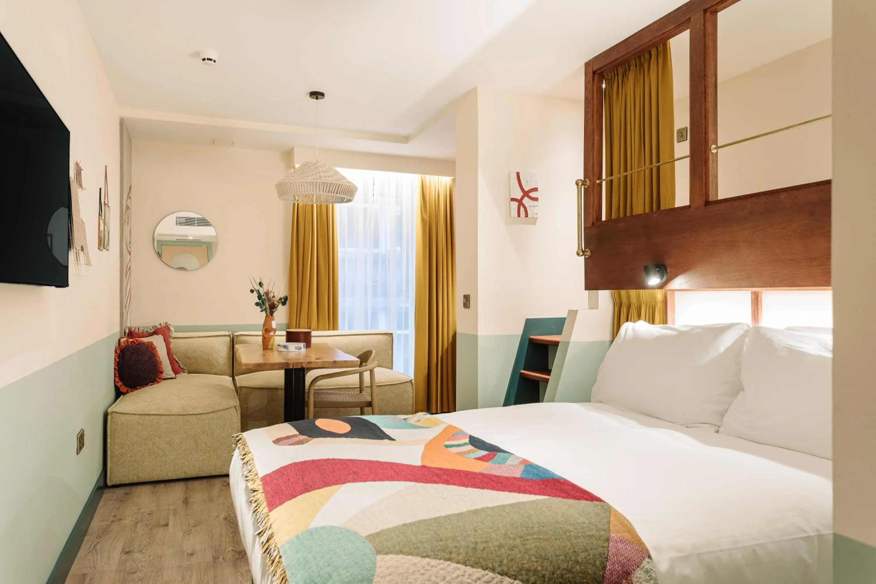 Large Loft in room2 Belfast Hometel