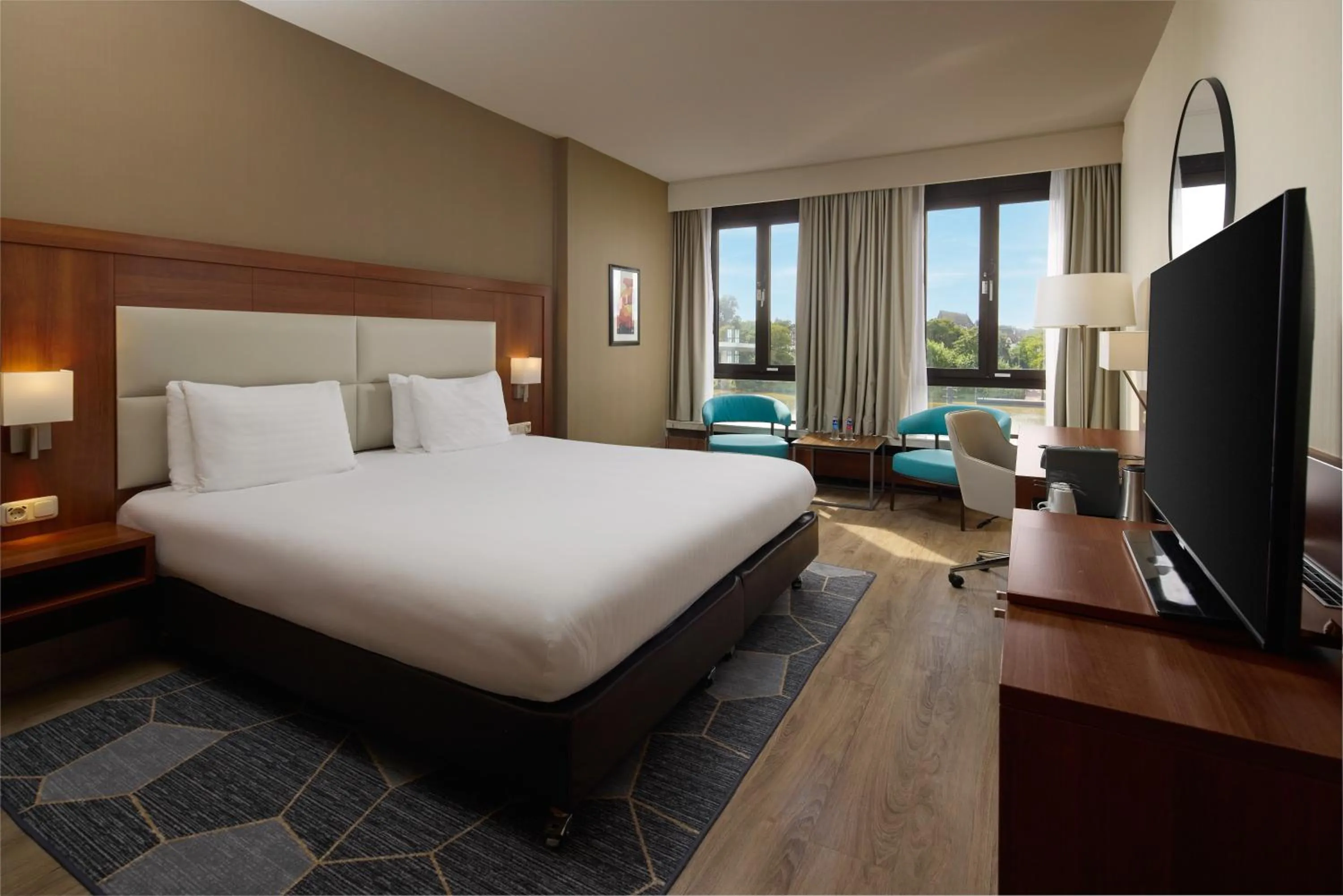 Premium King Room with River View in Crowne Plaza Maastricht by IHG