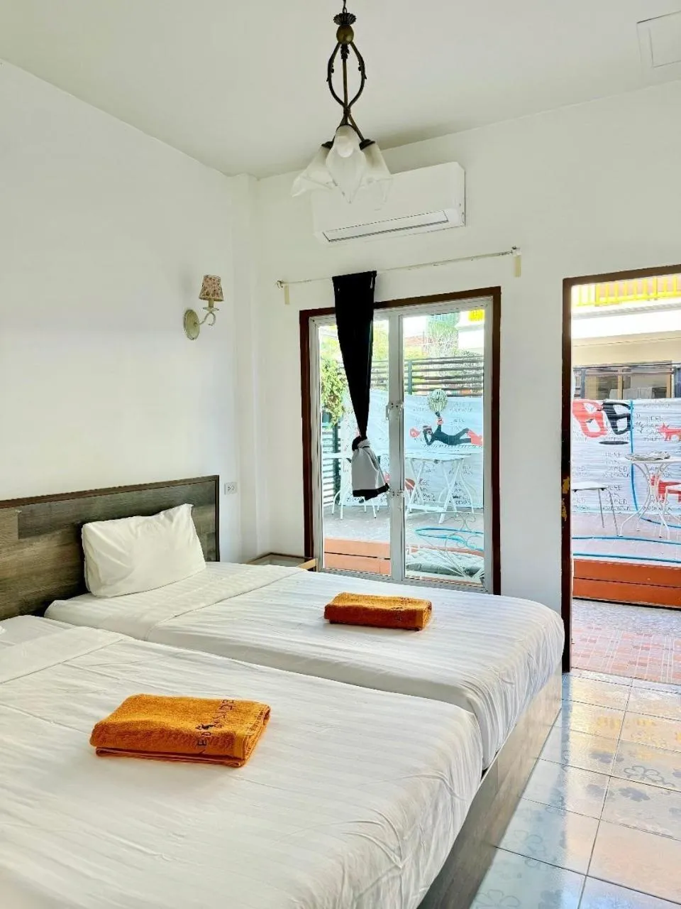 Standard Twin Room in Sidewalk Boutique Hotel