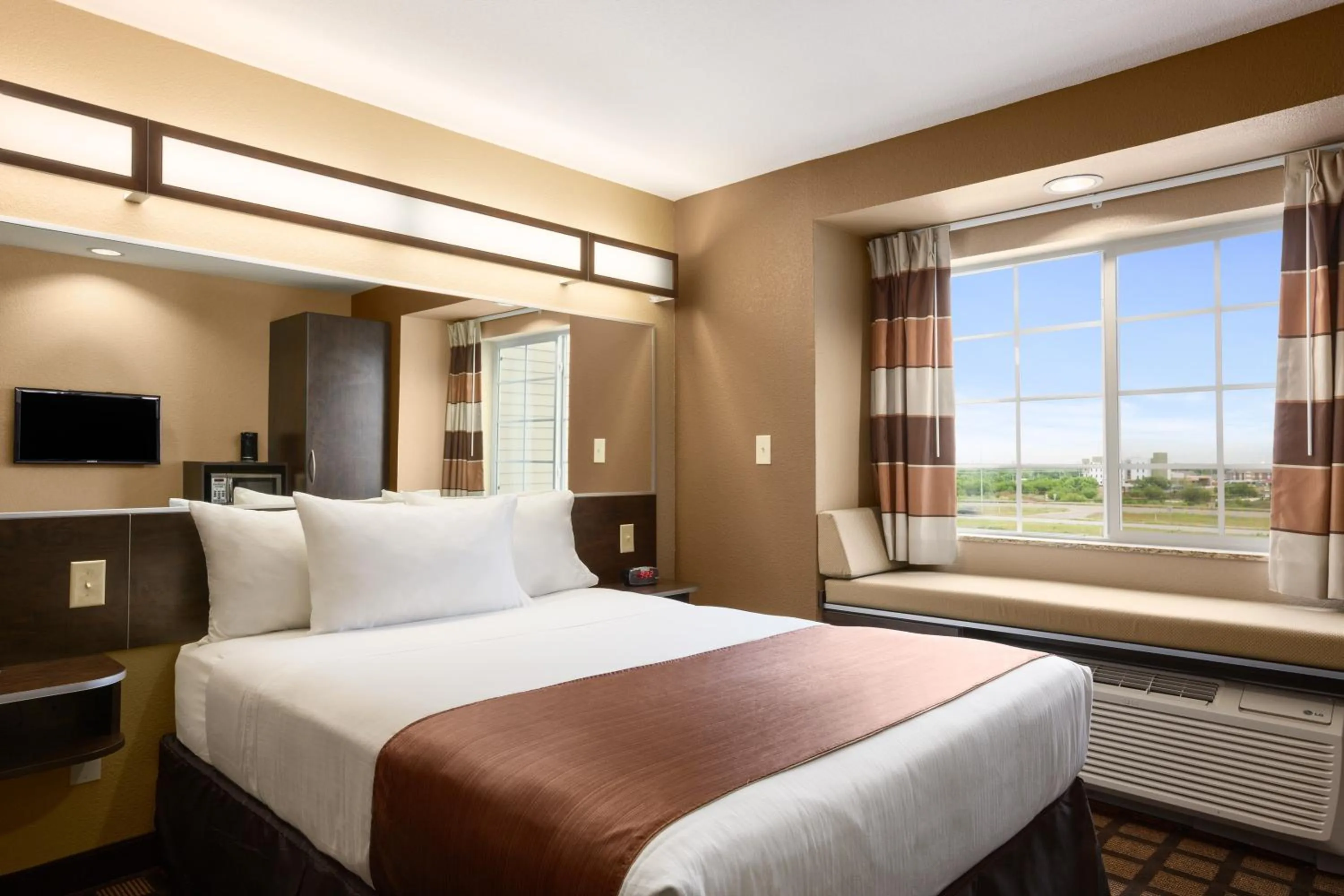 Queen Room - Disability Access/Non-Smoking in Microtel Inn & Suites Cotulla