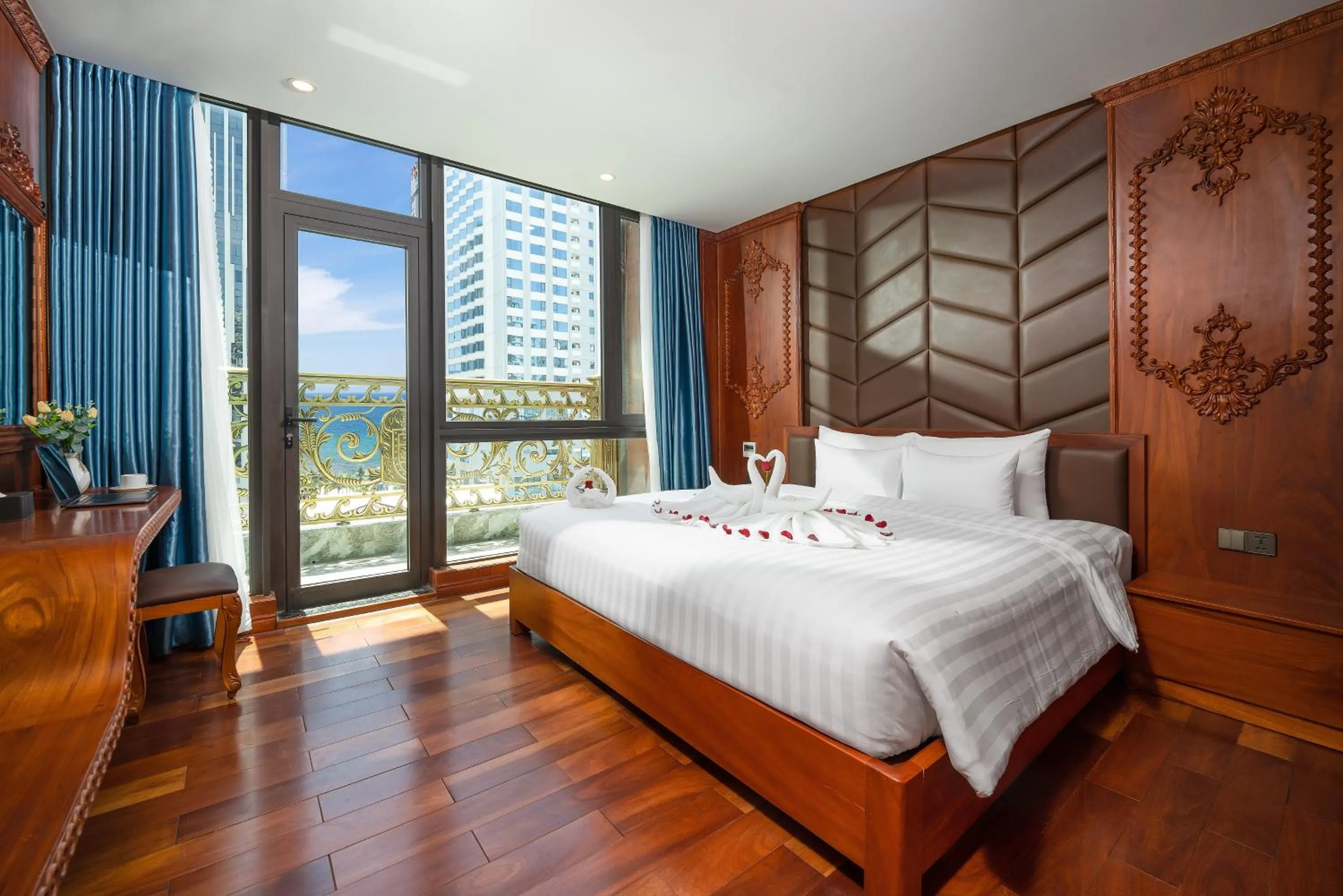 Suite with Balcony in Monalisa Luxury Hotel