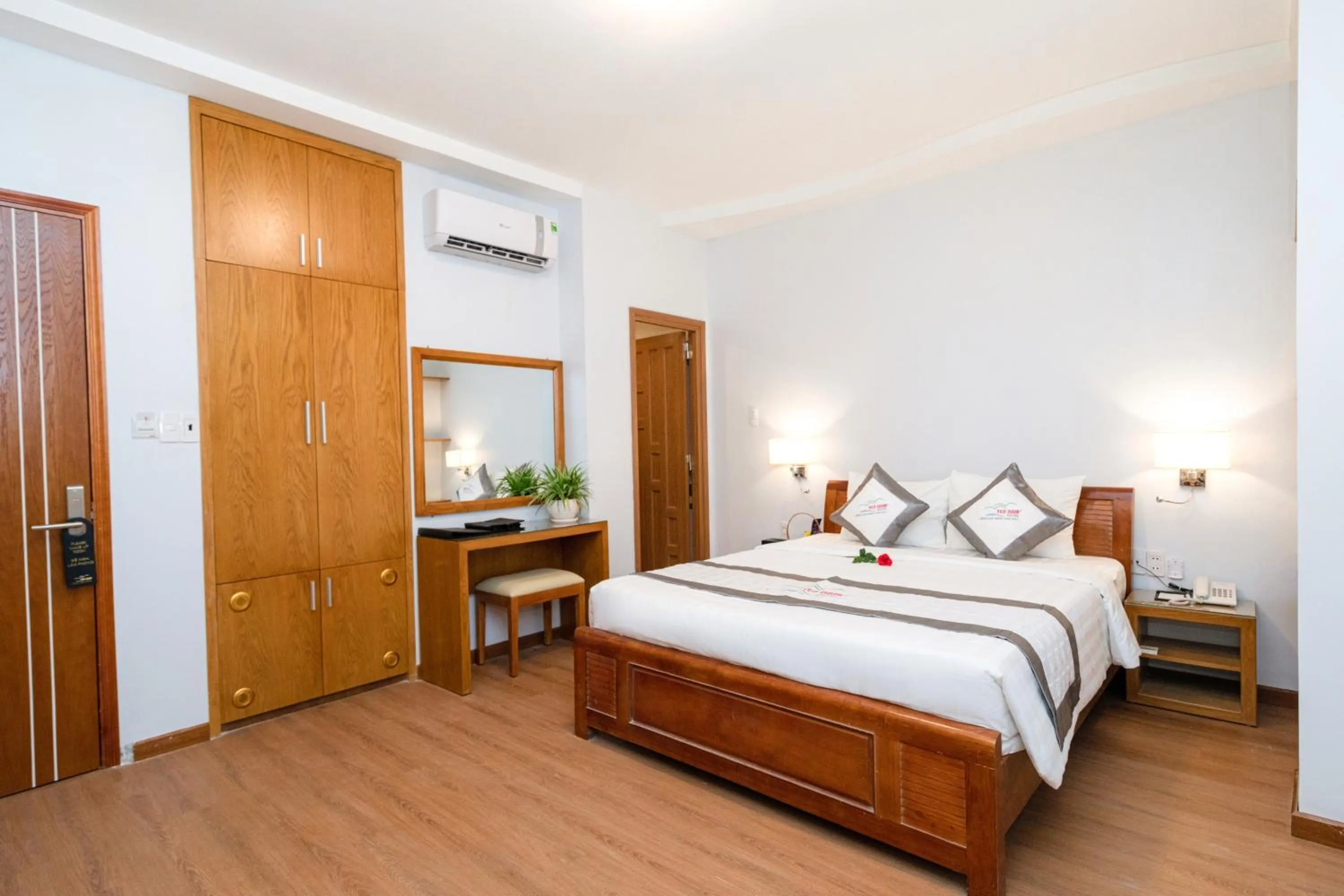 Deluxe Queen Room in Yen Nam Hotel Hoang Van Thu