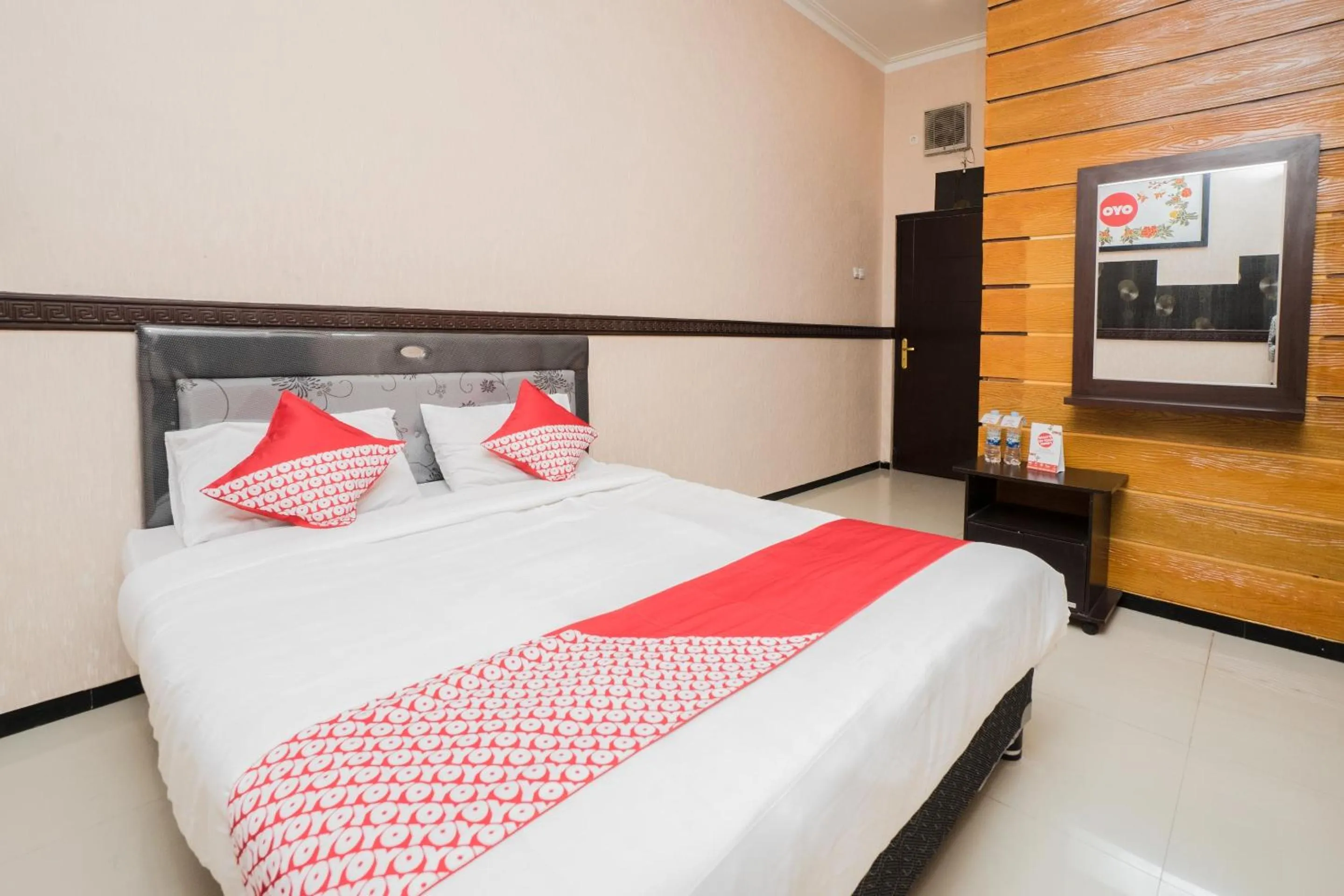 Deluxe Double Room in Hotel O Central Batu Near Jatim Park 3 Formerly Bunga Matahari Hotel