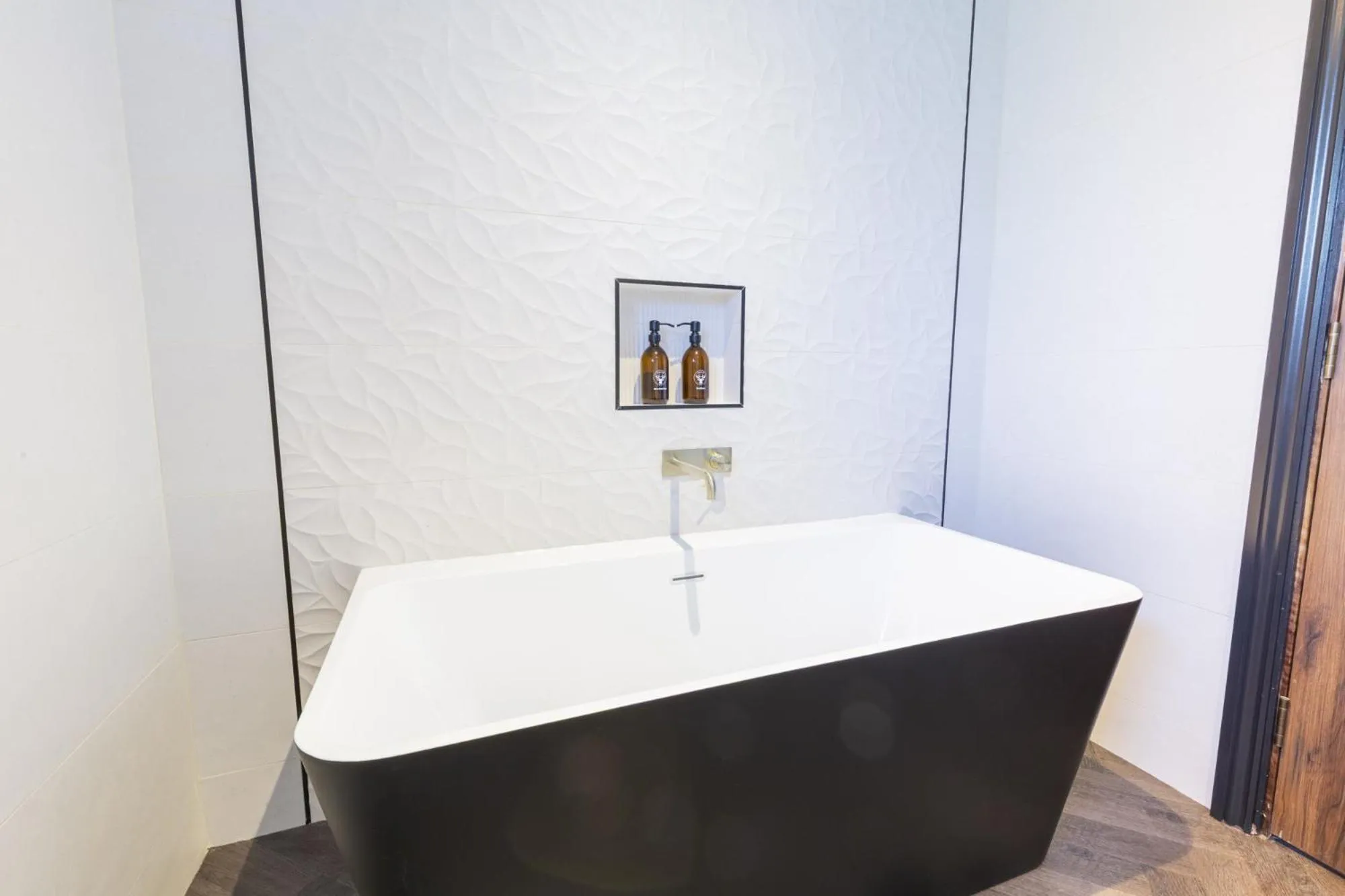 Deluxe Queen Room in Wainstones Hotel