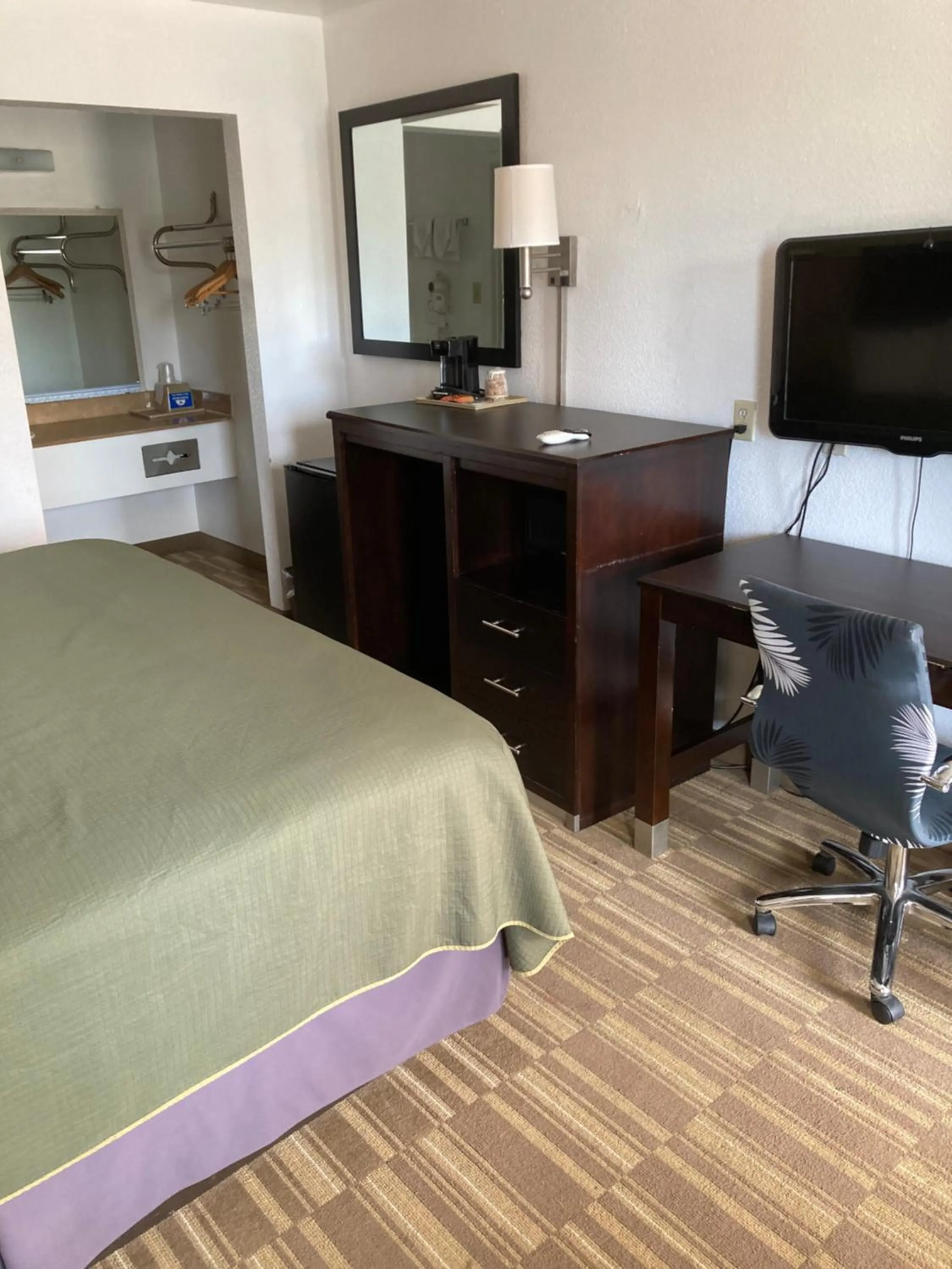 Single Room with Bathroom in Americas Best Value Inn Clute