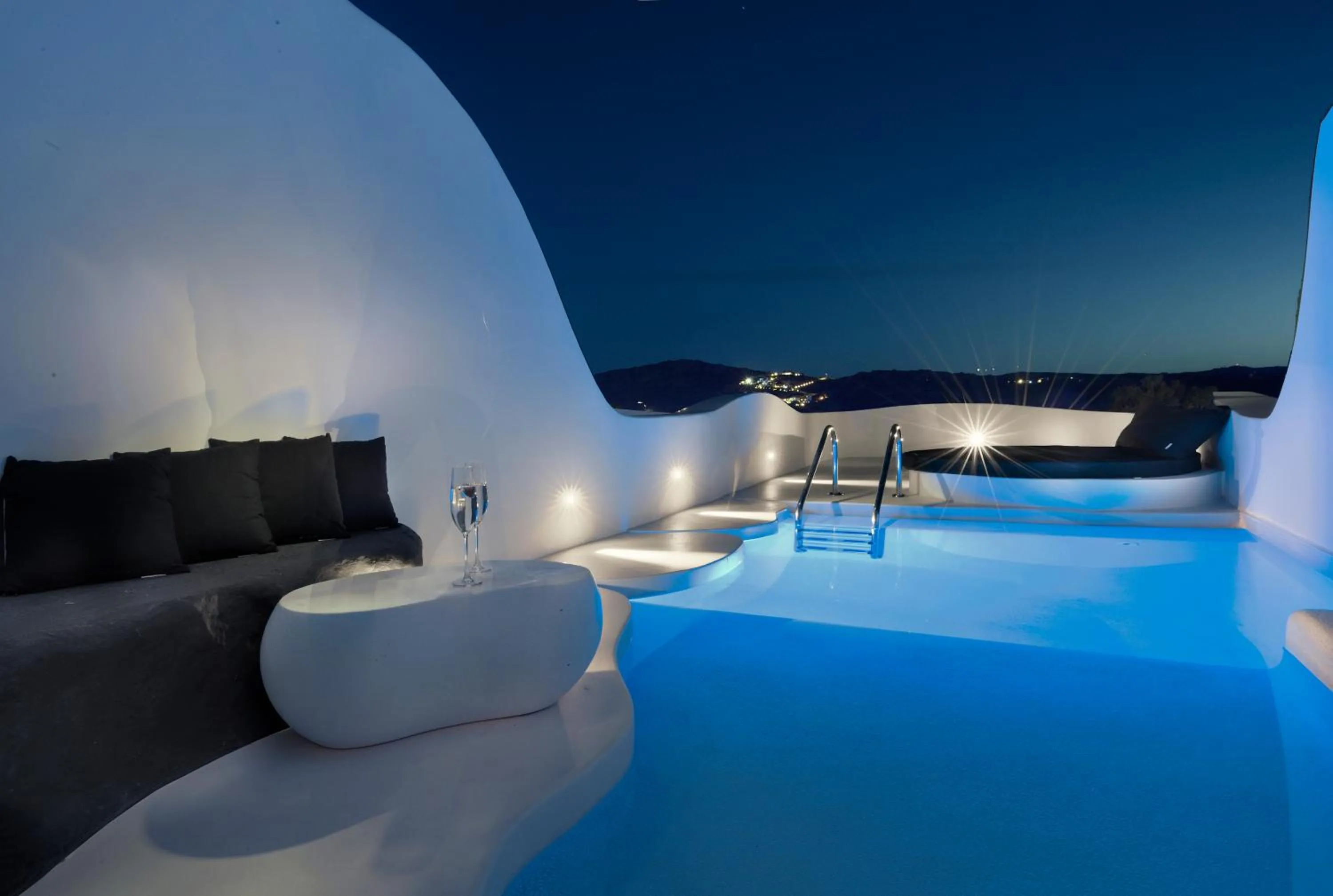 Iconic Luxury 2BD Suite with Private Pool in Million Stars Mykonos
