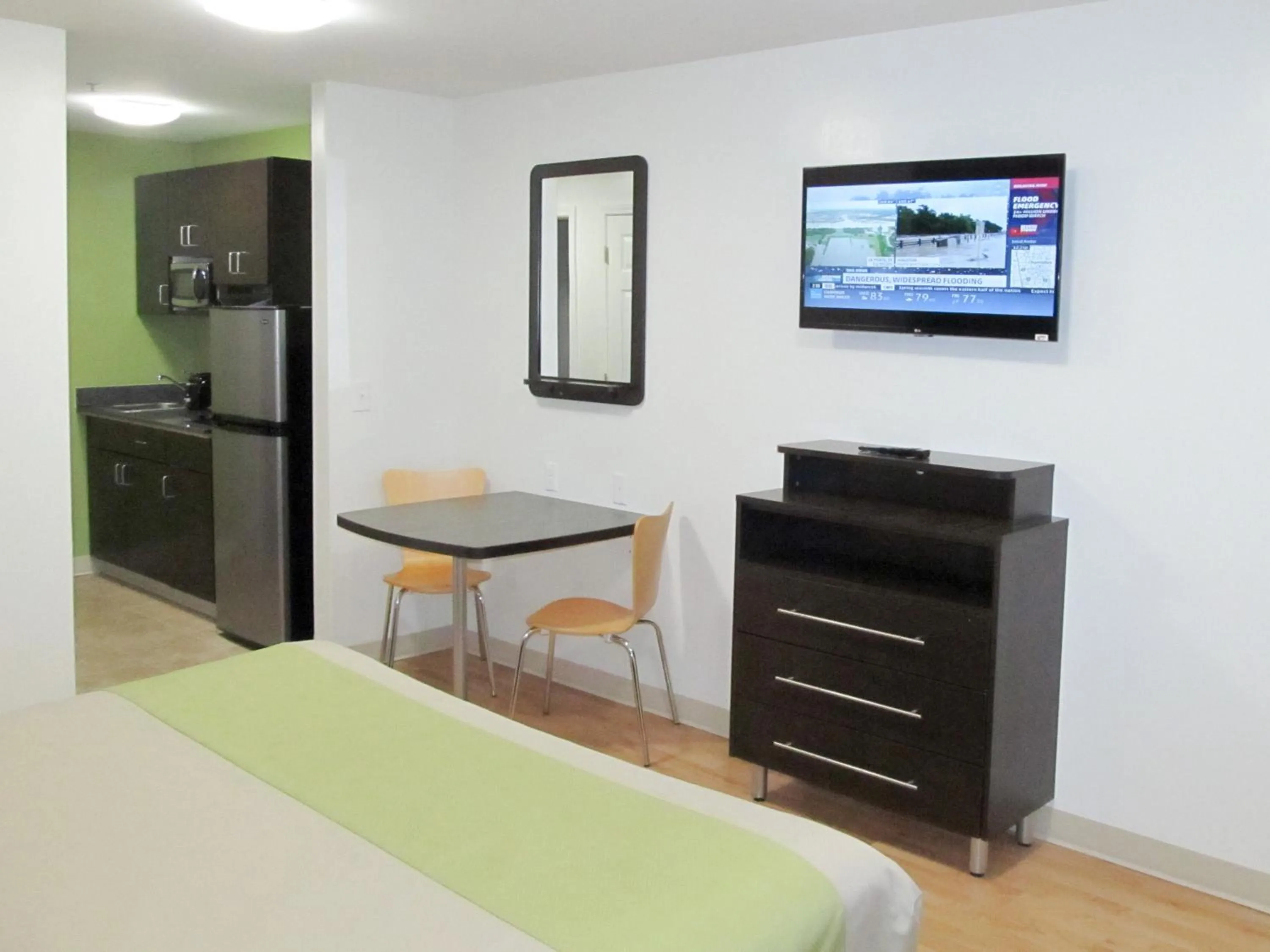 Queen Room - Disability Access - Smoking in Studio 6-Atlanta, GA - Chamblee