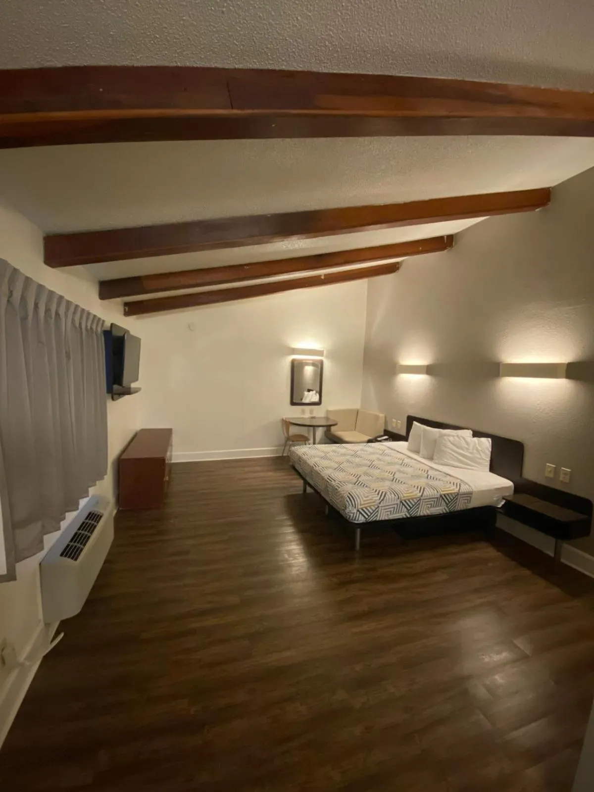 King Suite with Spa Bath - Non-Smoking in Motel 6 Manchester TN