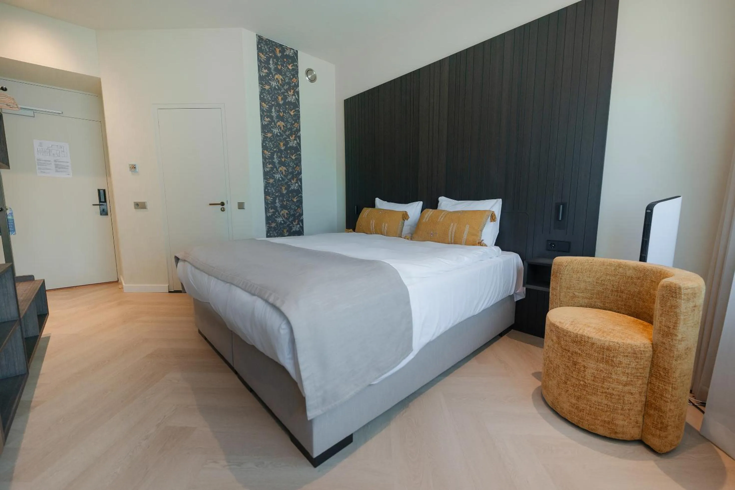 Deluxe King Room in Boutique Hotel Herbergh Amsterdam Airport FREE PARKING