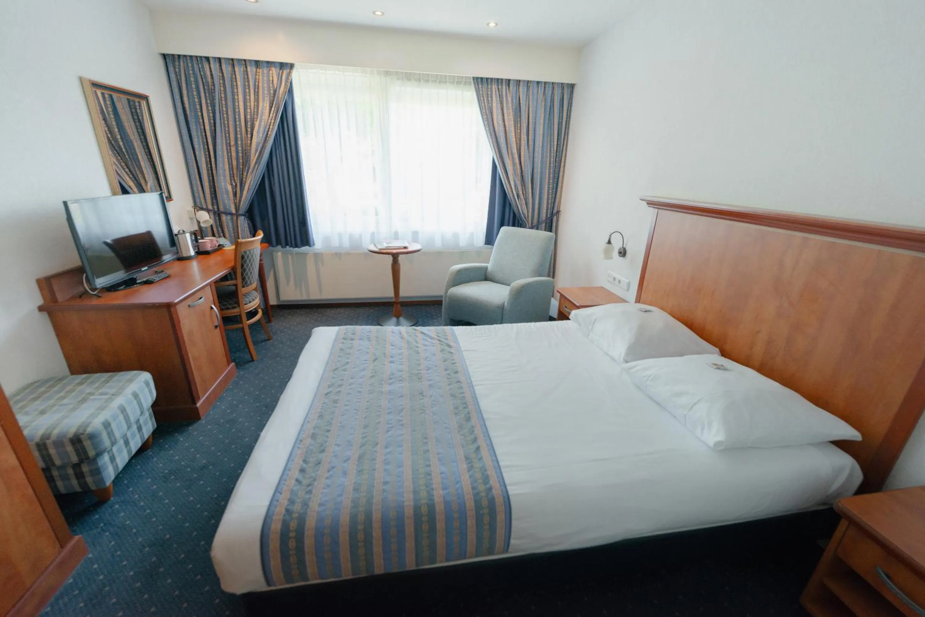 Comfort Queen Room in Boutique Hotel Herbergh Amsterdam Airport FREE PARKING