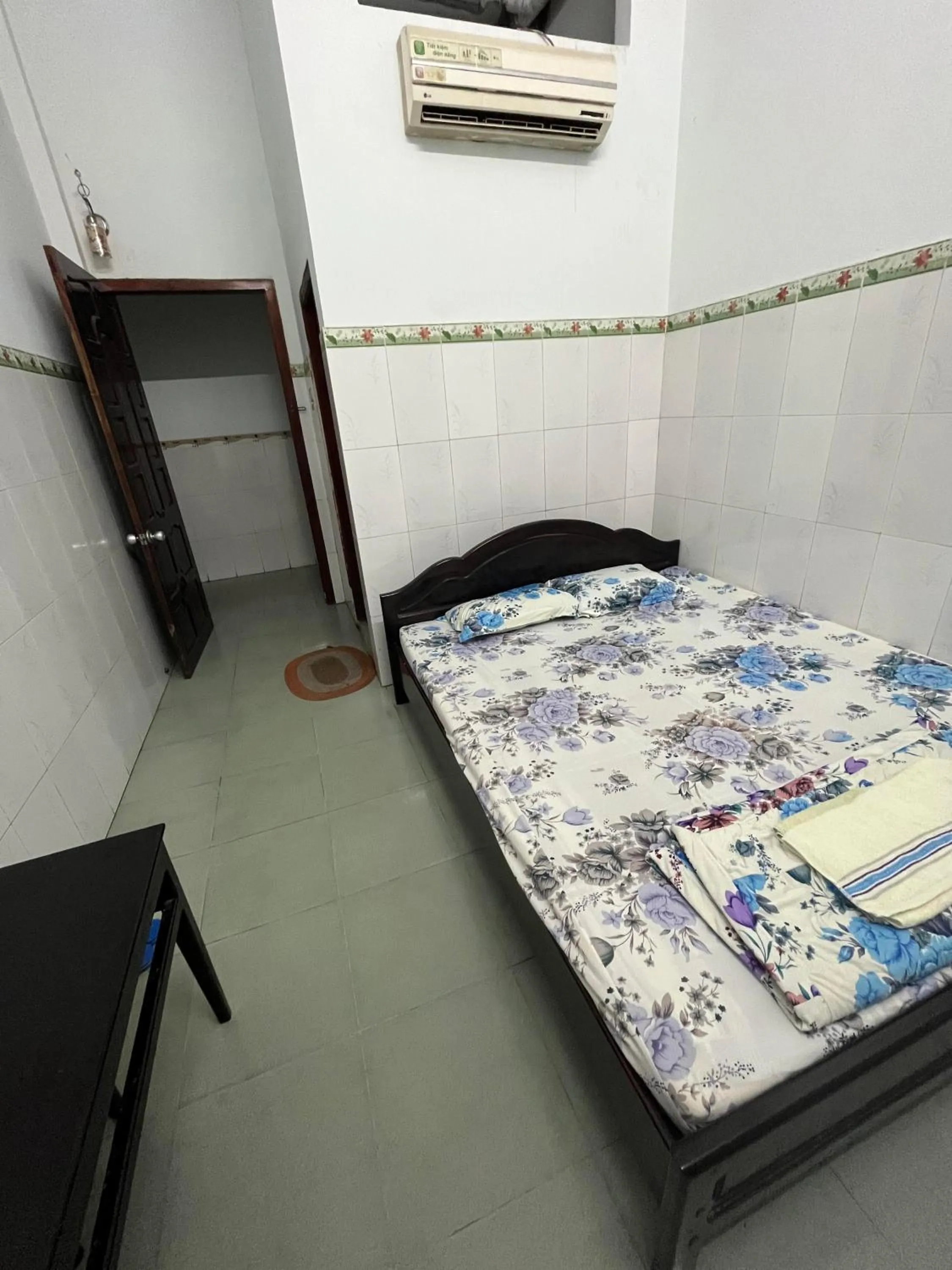 Large Double Room in Cát Phượng Motel