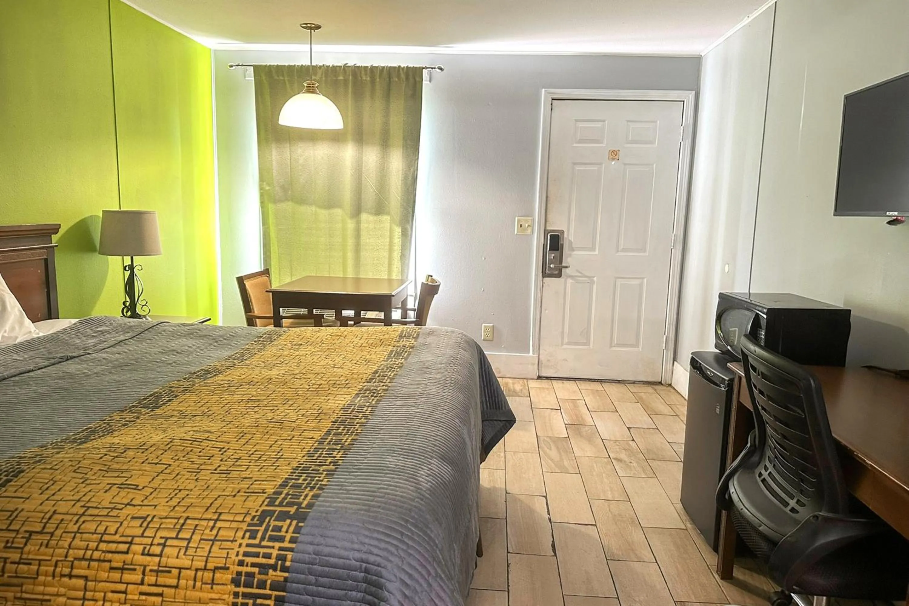 King Bed Non-Smoking in OYO Hickory House Inn