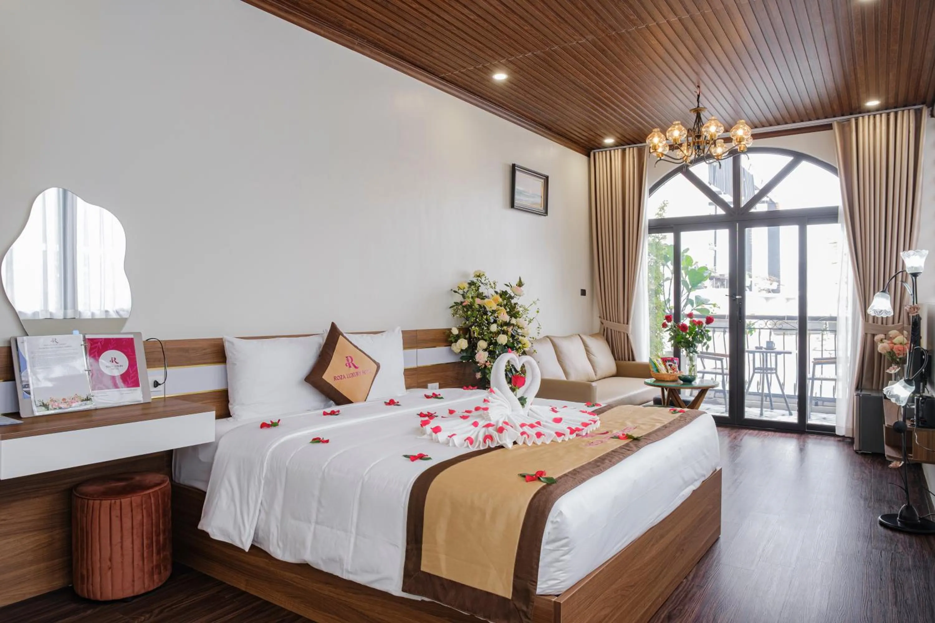 Executive Suite in Roza Palace Cat Ba