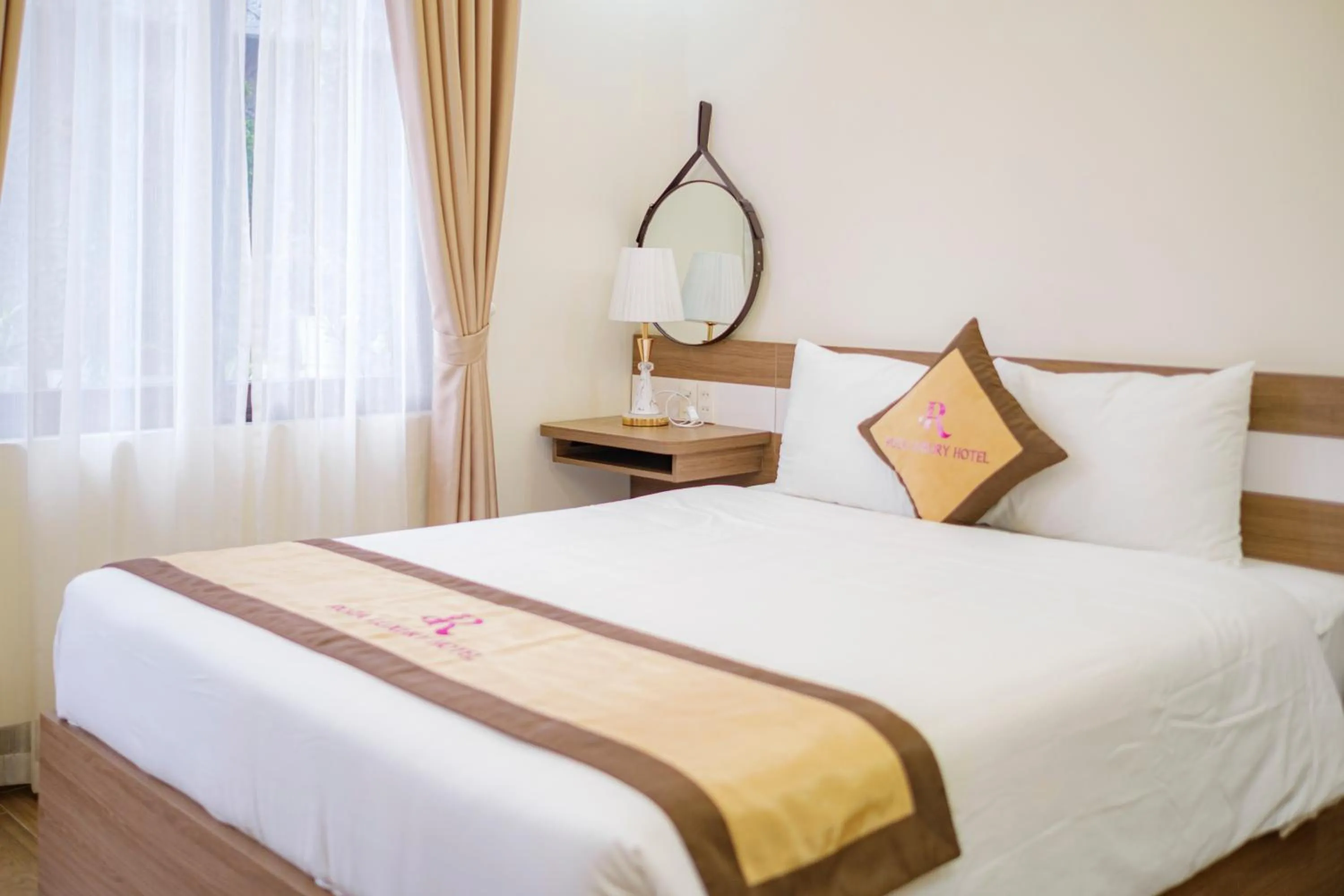 Standard Queen Room in Roza Palace Cat Ba