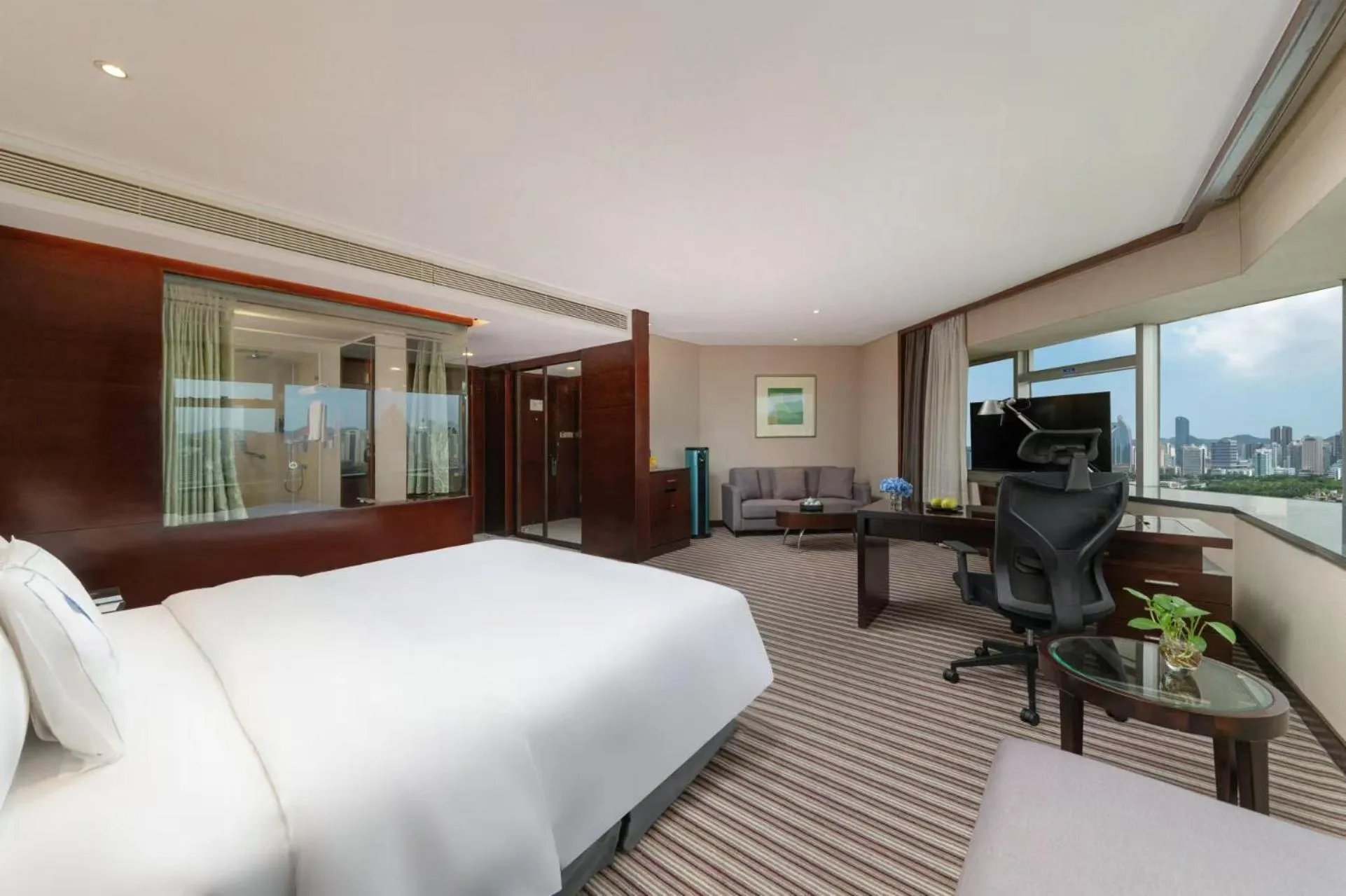 Deluxe King Room with Lake View in Binbei Yiho Hotel