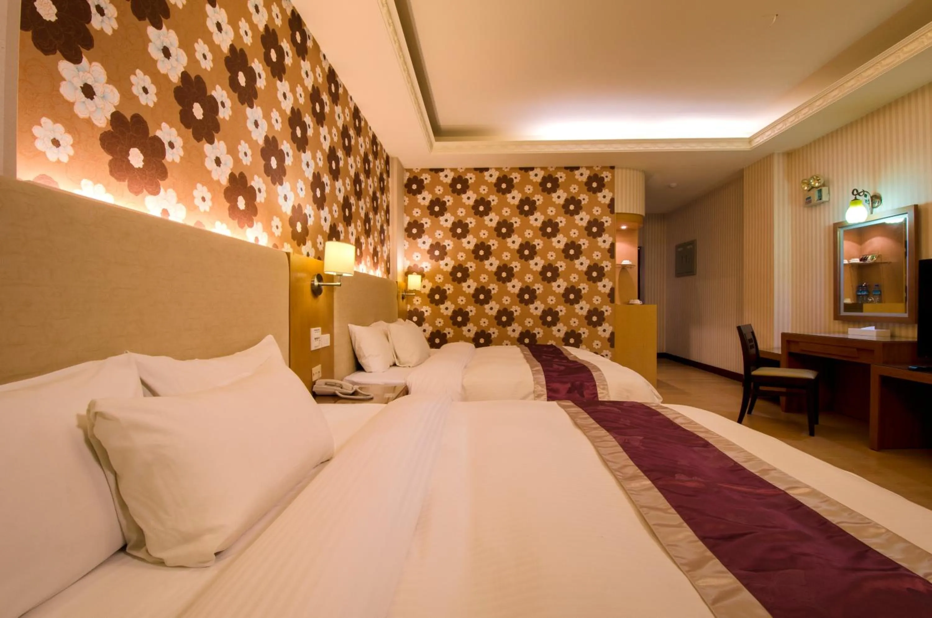 Deluxe Quadruple Room in Wogo Hotel