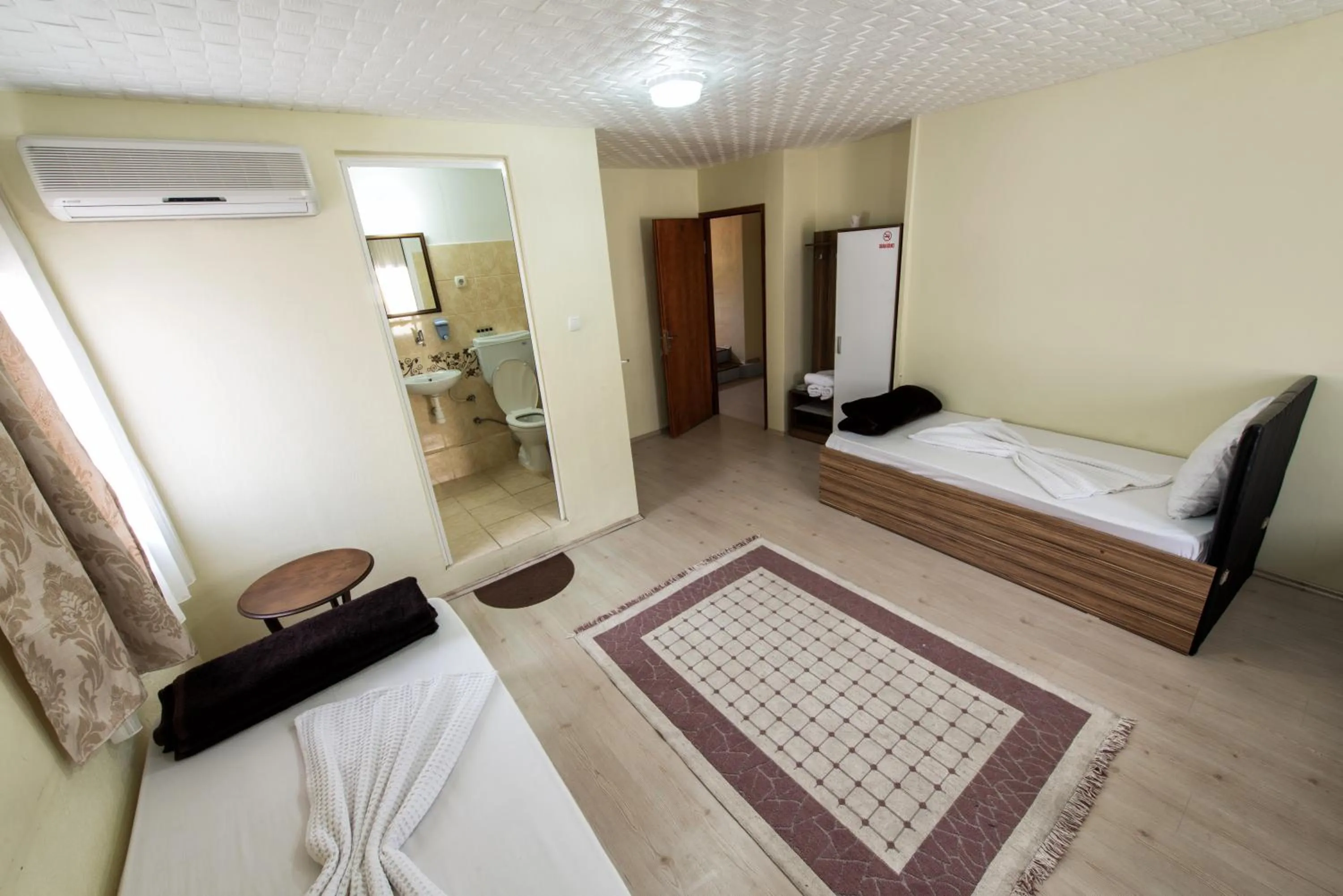 Quadruple Room with Shower and Air Conditioning in Yellow Rose Pansiyon