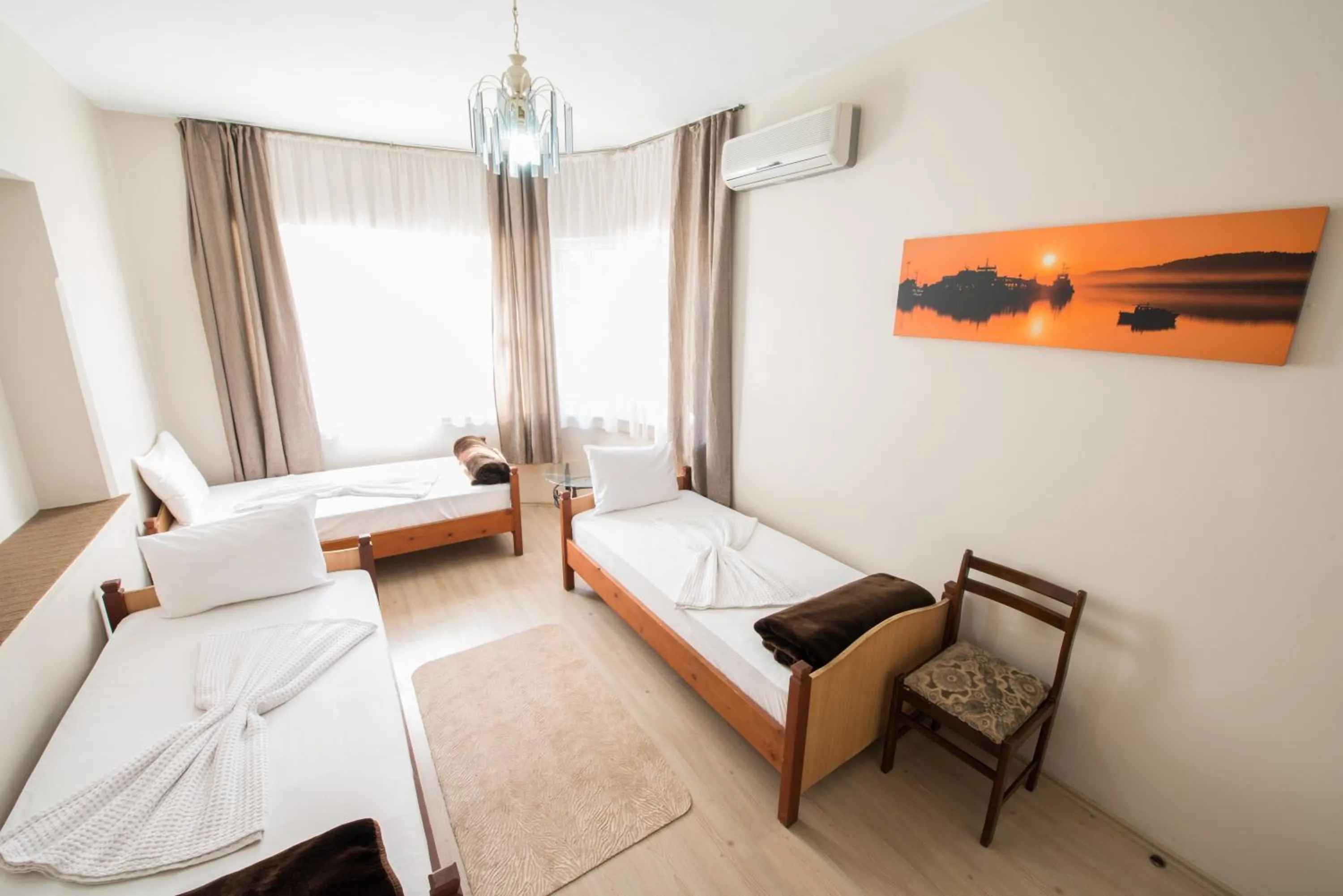 Triple Room with Bathroom and Air-Conditioning in Yellow Rose Pansiyon
