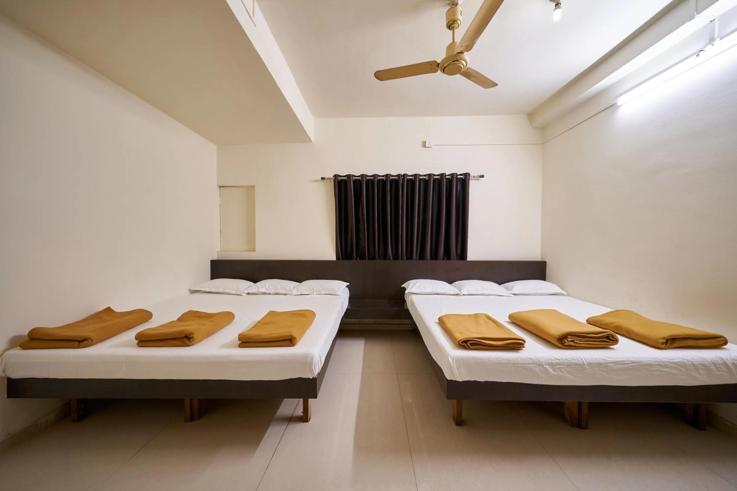 6-Bed Mixed Dormitory Room in Hotel Ranjan Deluxe