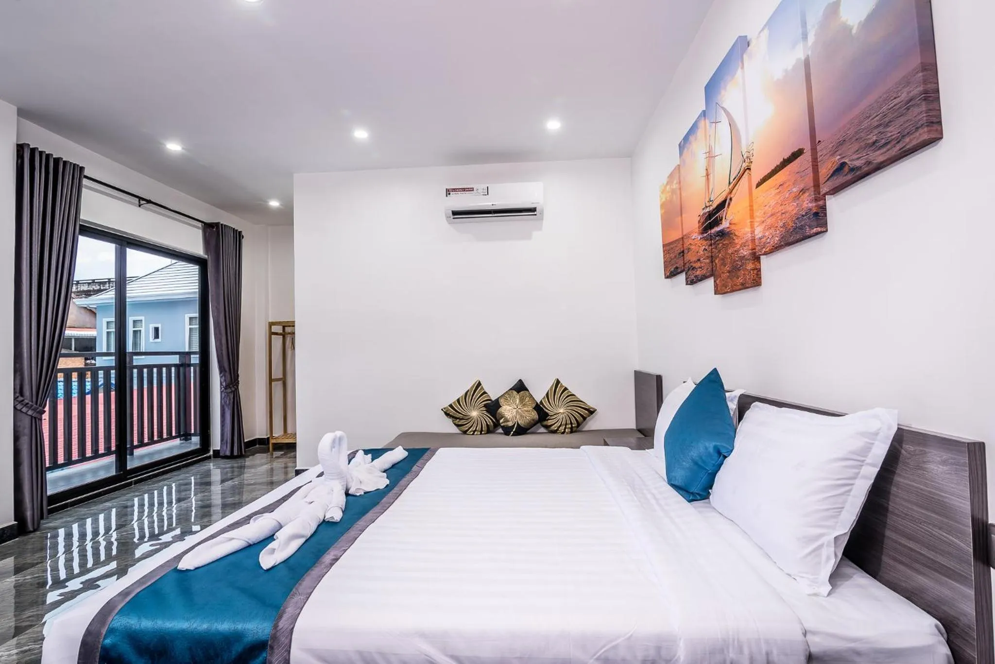 Queen Room with Balcony in A&J Kampot Boutique