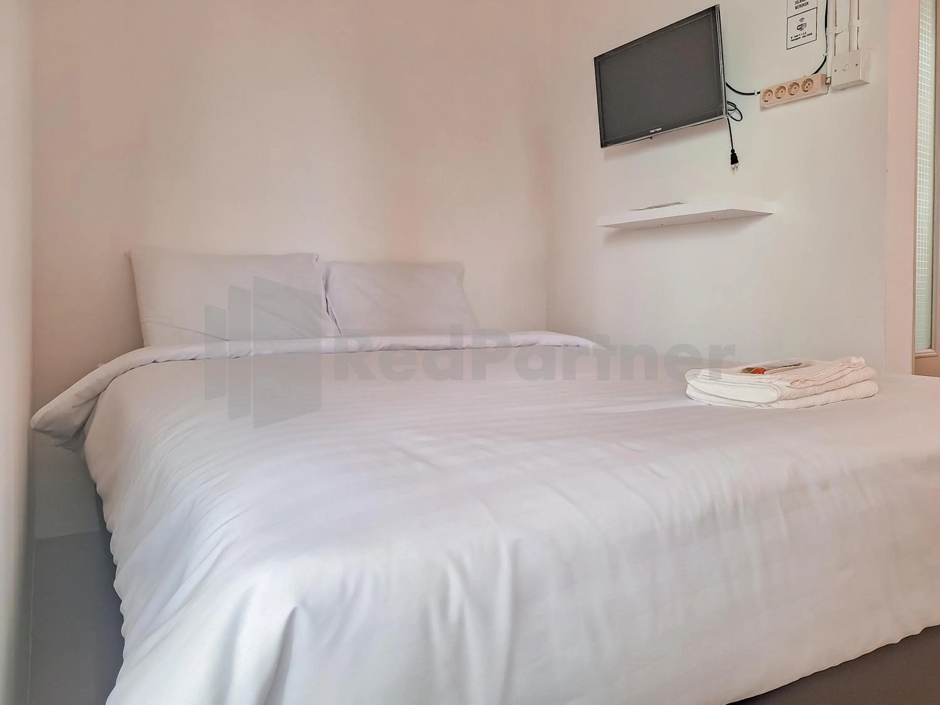 Deluxe Room - single occupancy in Adam Guesthouse Mitra RedDoorz