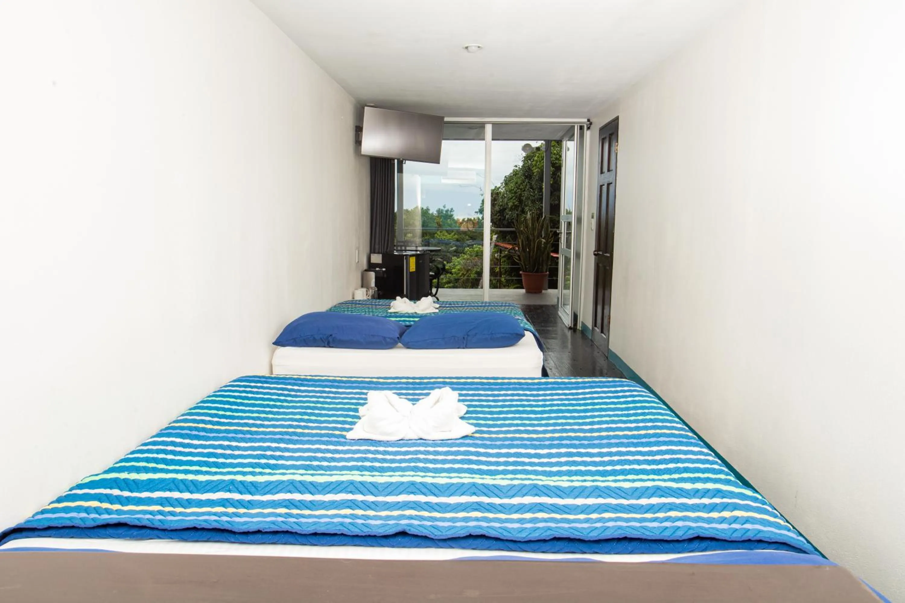 Standard Quadruple Room in El Faro Containers Beach Hotel