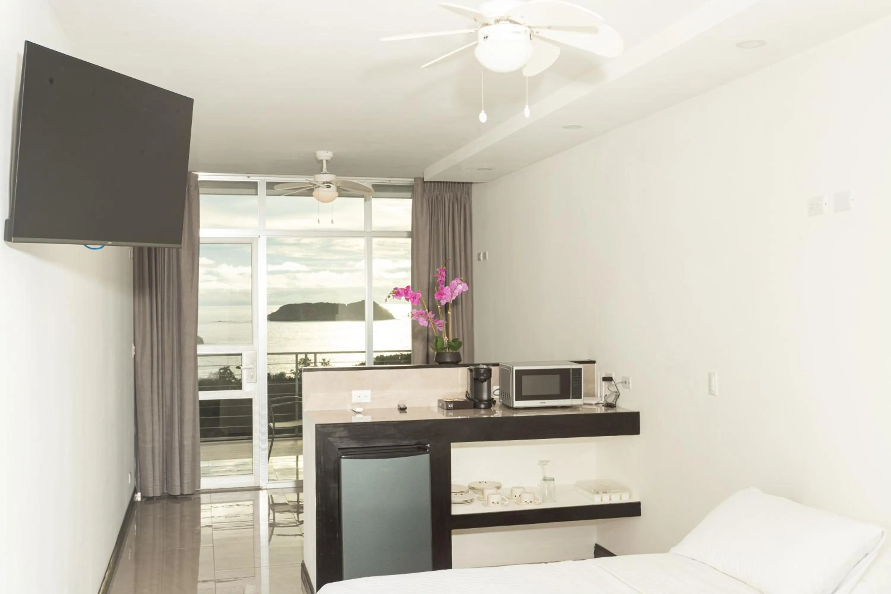 King Suite with Sea View in El Faro Containers Beach Hotel