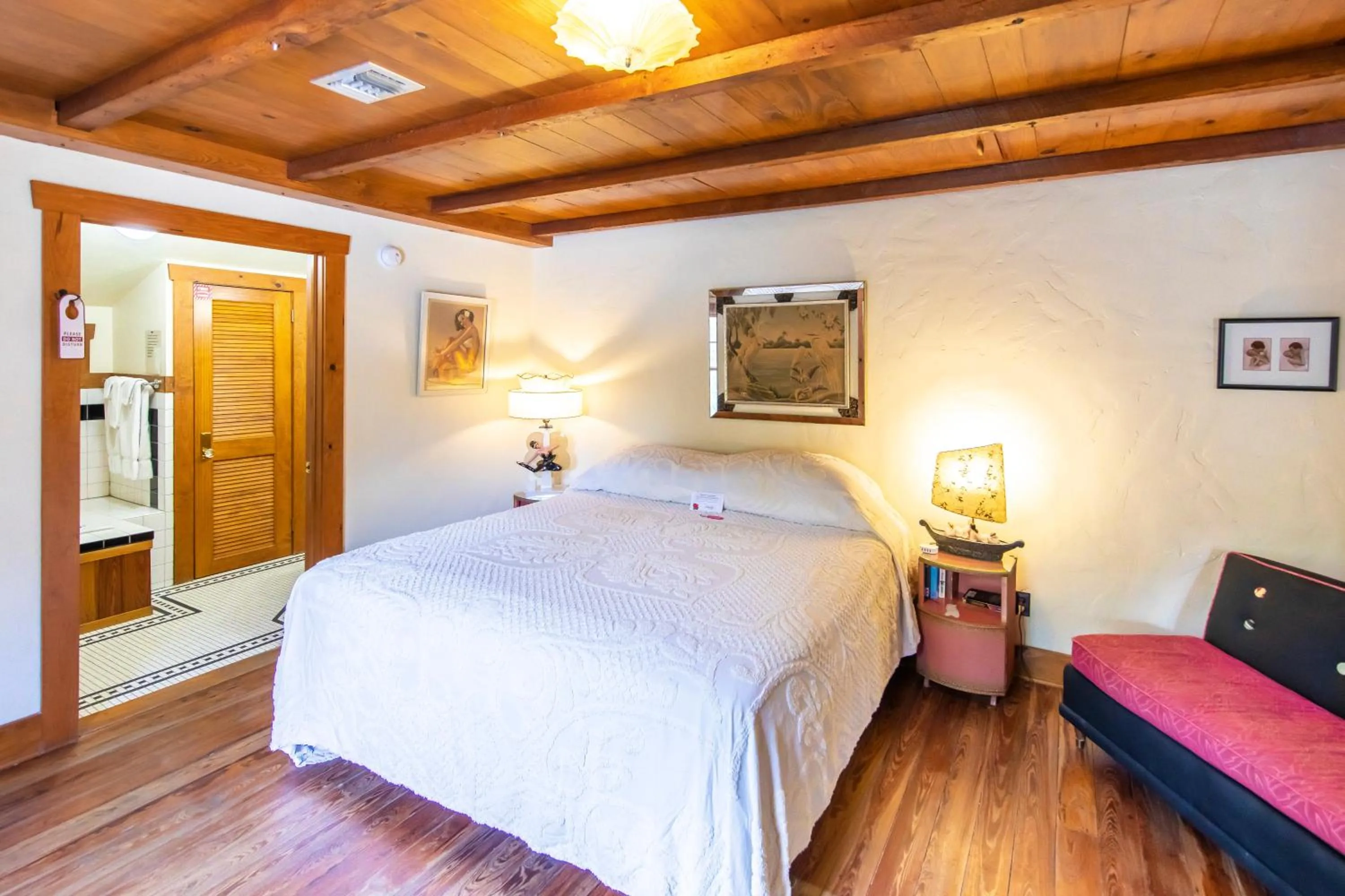 Deluxe King Room in Hibiscus Coffee & Guesthouse