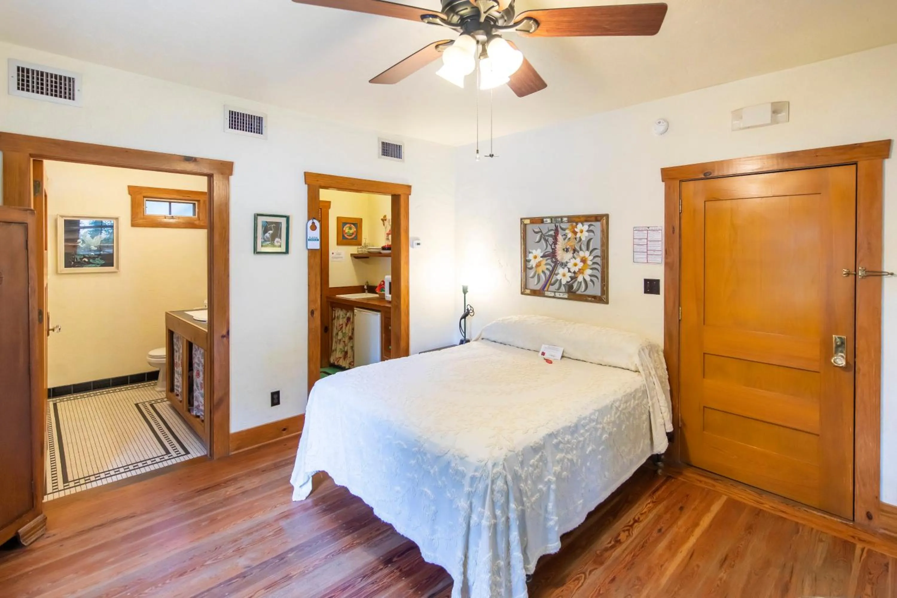 Standard Queen Room in Hibiscus Coffee & Guesthouse