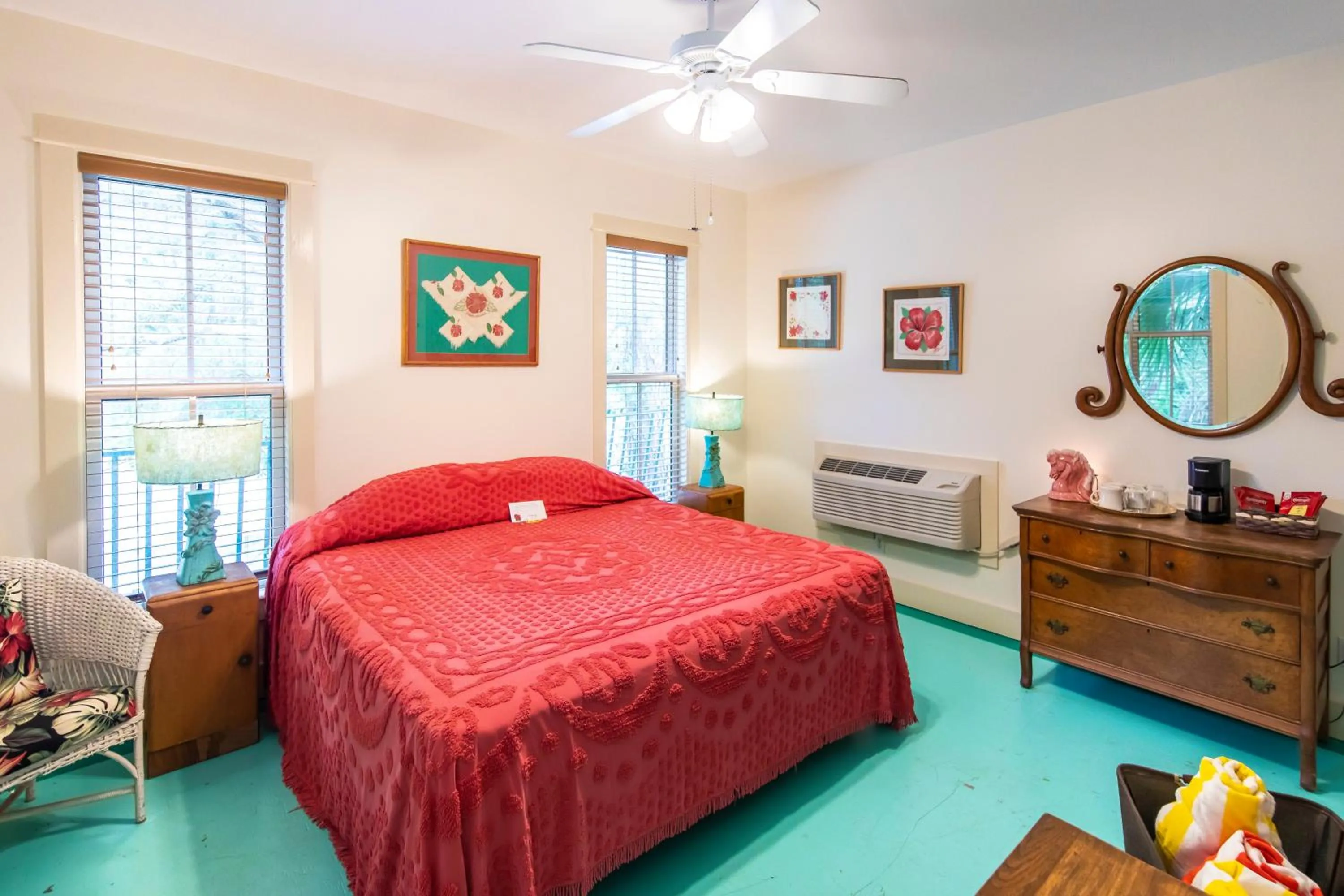 Deluxe Double Room with Bath in Hibiscus Coffee & Guesthouse