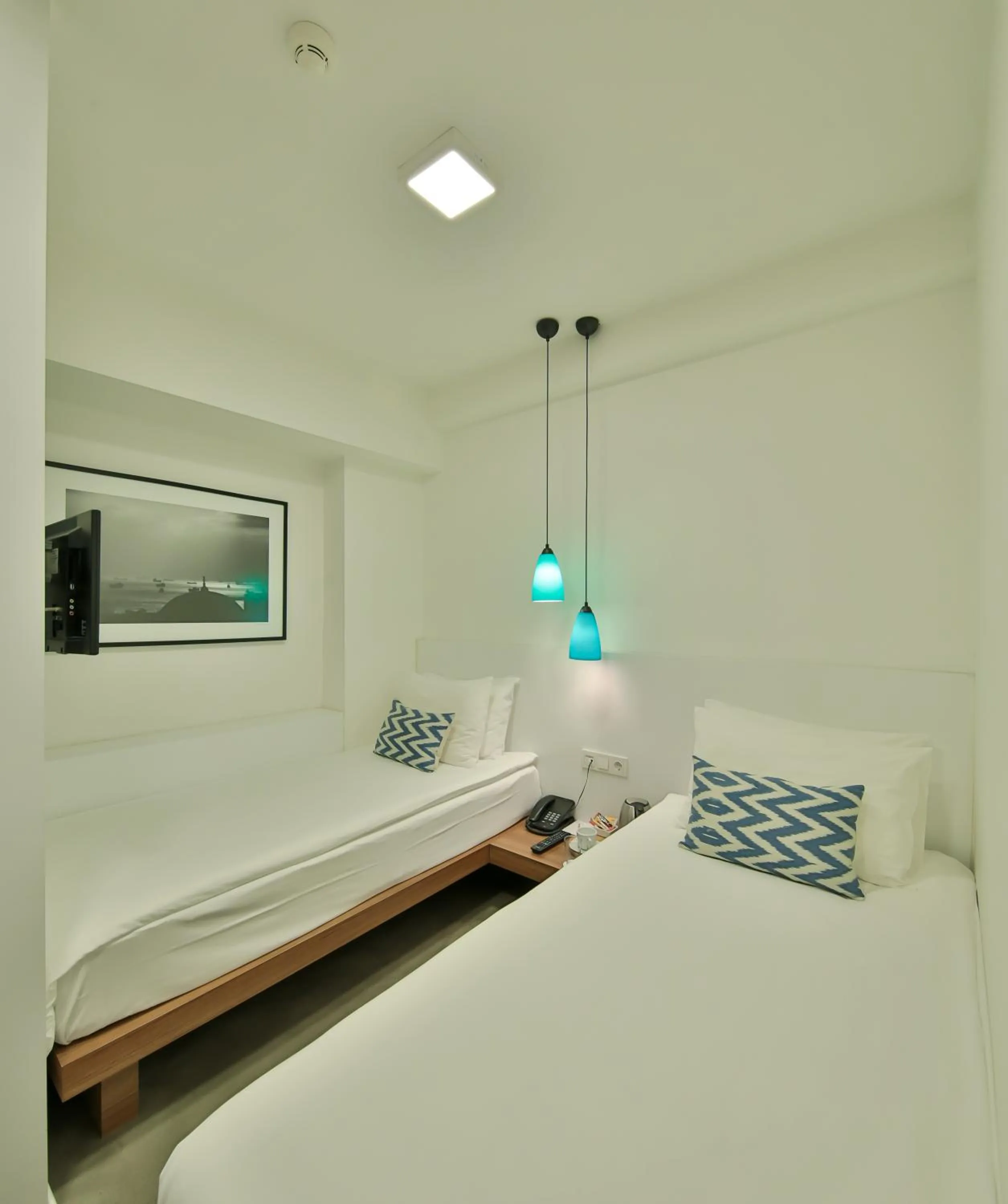 Budget Twin Room in Alilass Hotel